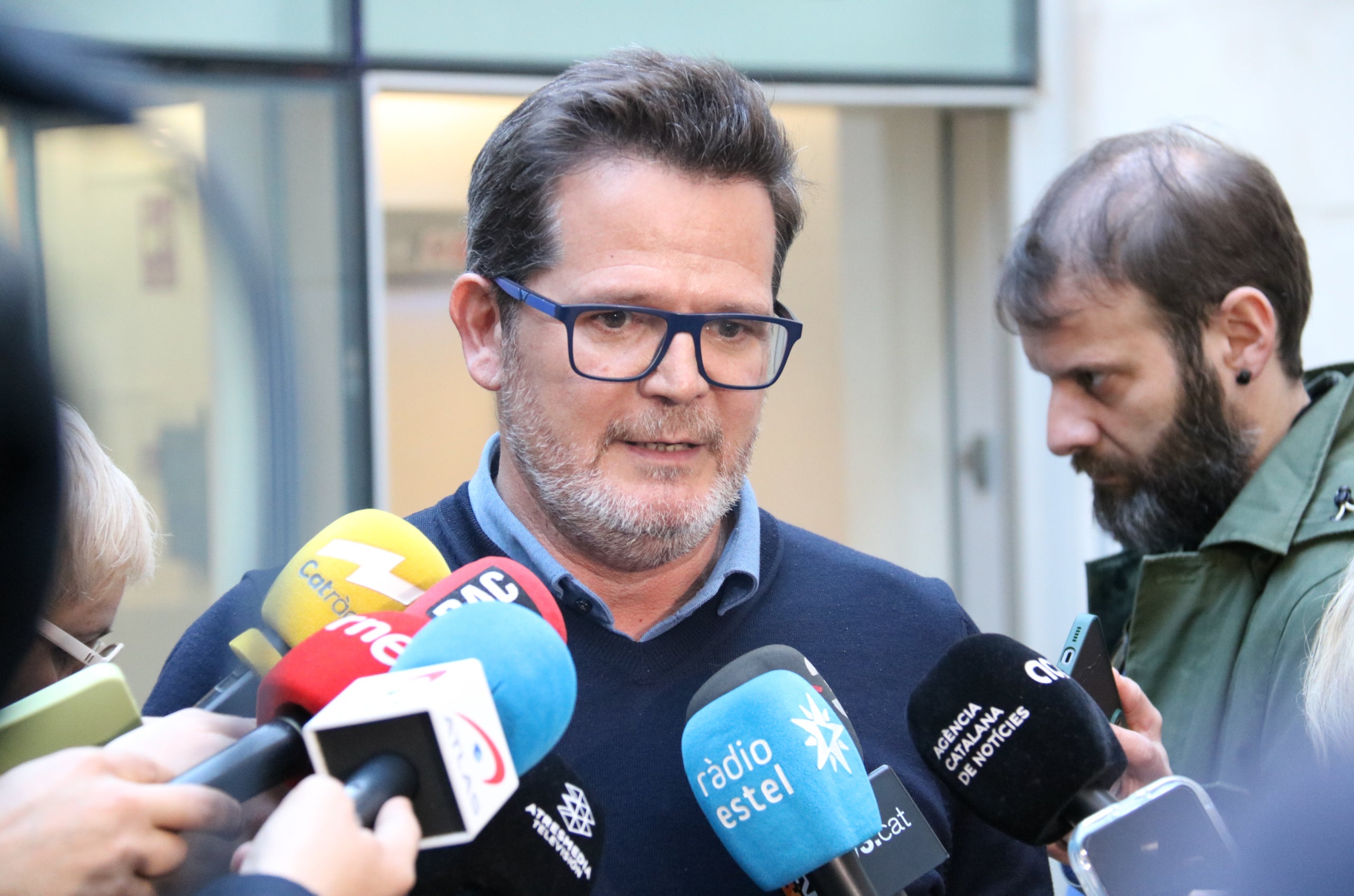 El vicesecretario general de Comunicación de ERC, Isaac Albert, atendiendo a la prensa / ACN