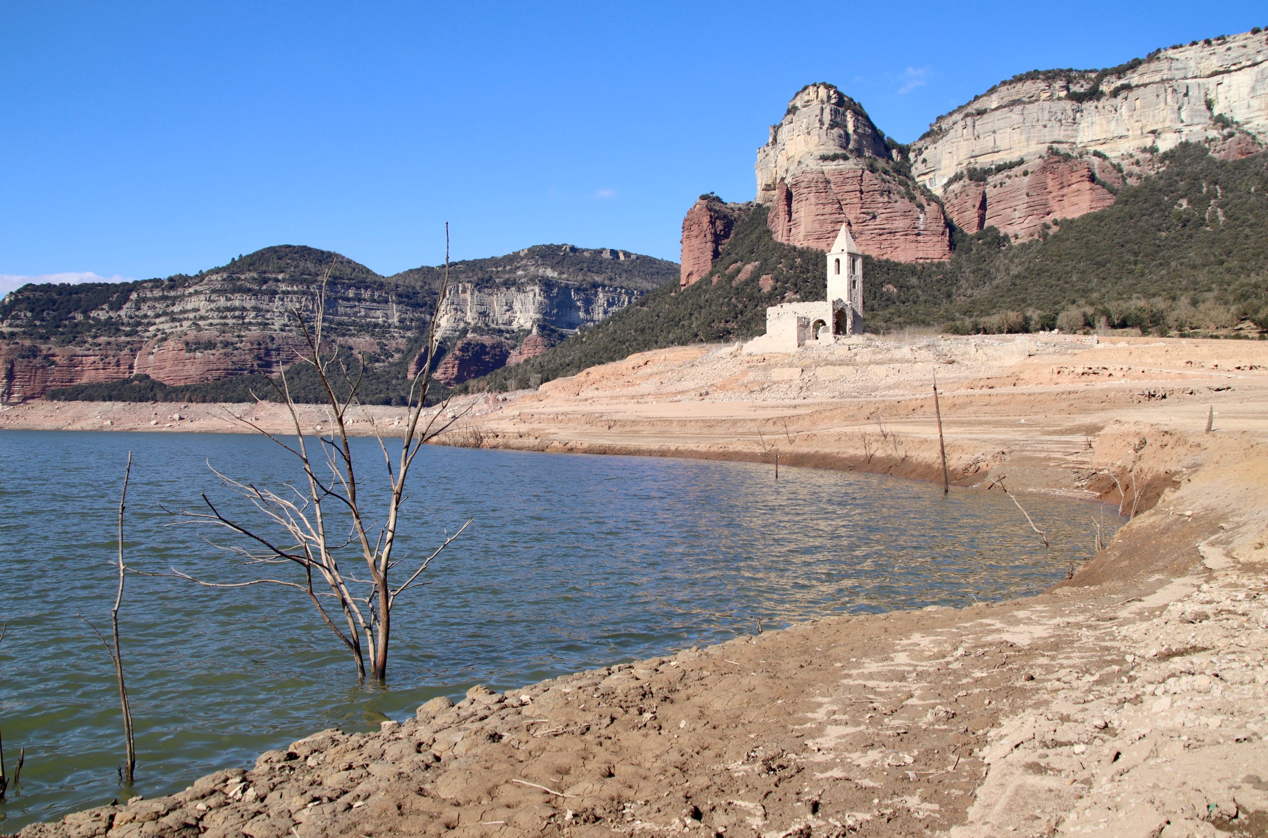 Imatge del pantà de Sau, novament en mínims, tot i l'augment de reserves de la resta d'embassaments de les conques internes, a finals de gener | Laura Busquets (ACN)