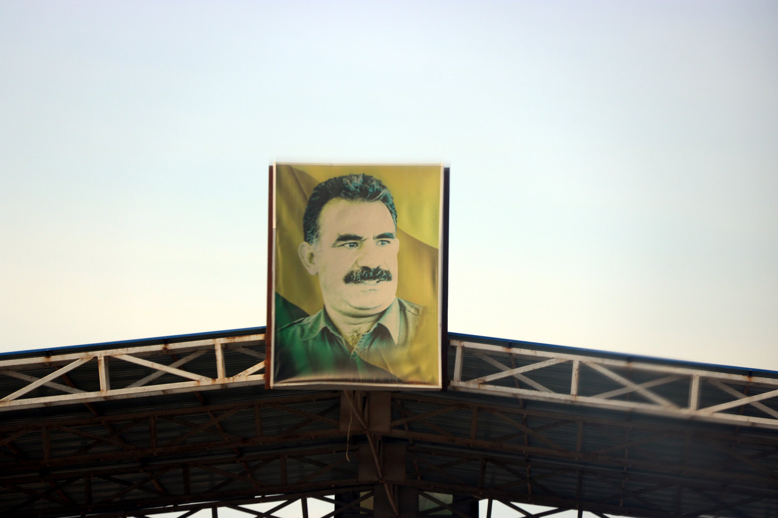 Imatge del líder del PKK, Abdullah Öcalan, en un punt de control a Rojava / ACN
