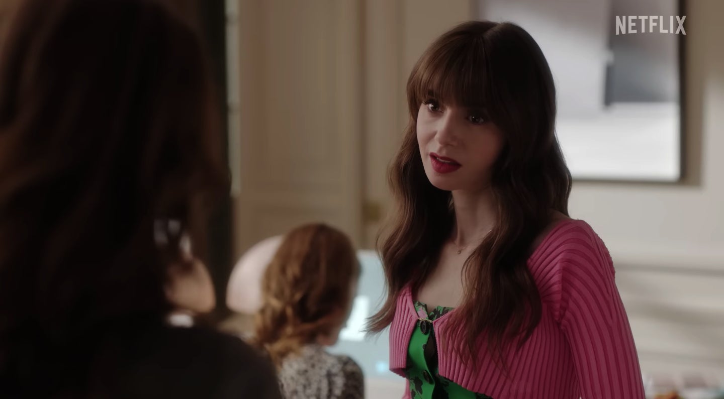 Crítiques a Lily Collins d'Emily in Paris per haver tingut un fill d'una mare gestant - Netflix