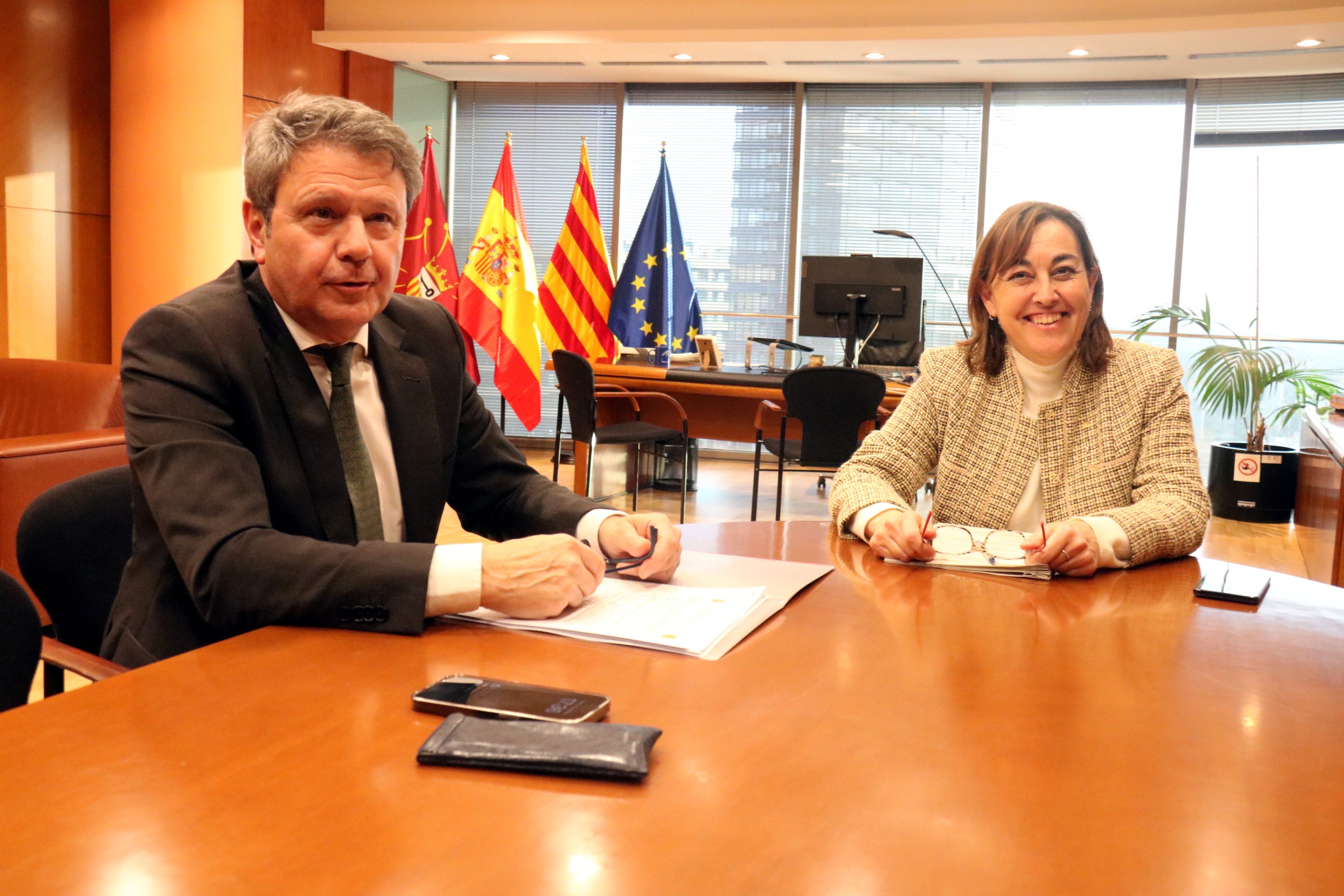 El secretari d’Estat de Transports i Mobilitat Sostenible, José Antonio Santano, en una reunió al despatx de la consellera de Territori, Sílvia Paneque, prèvia a la trobada de Comissió Bilateral d'Infraestructures Estat-Generalitat / ACN