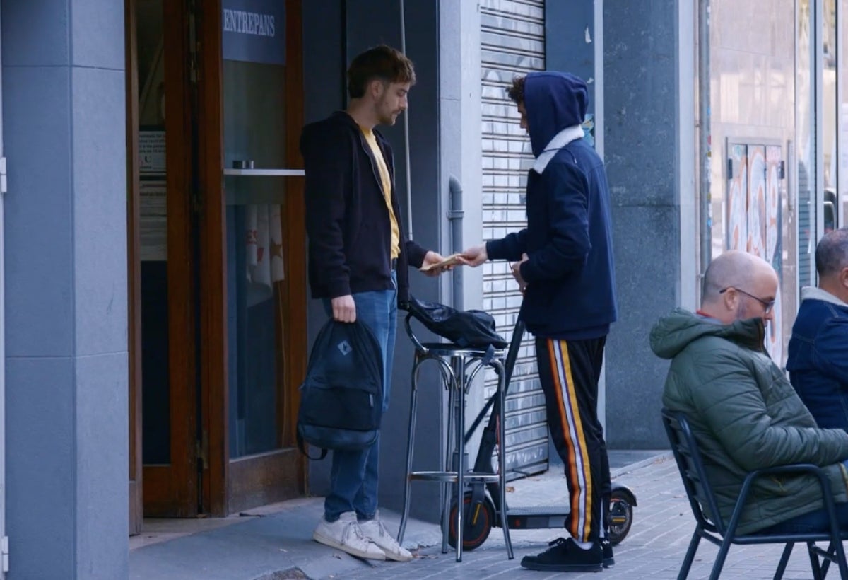 El Jess participa en un negoci estrany amb el propietari del bar | 3Cat