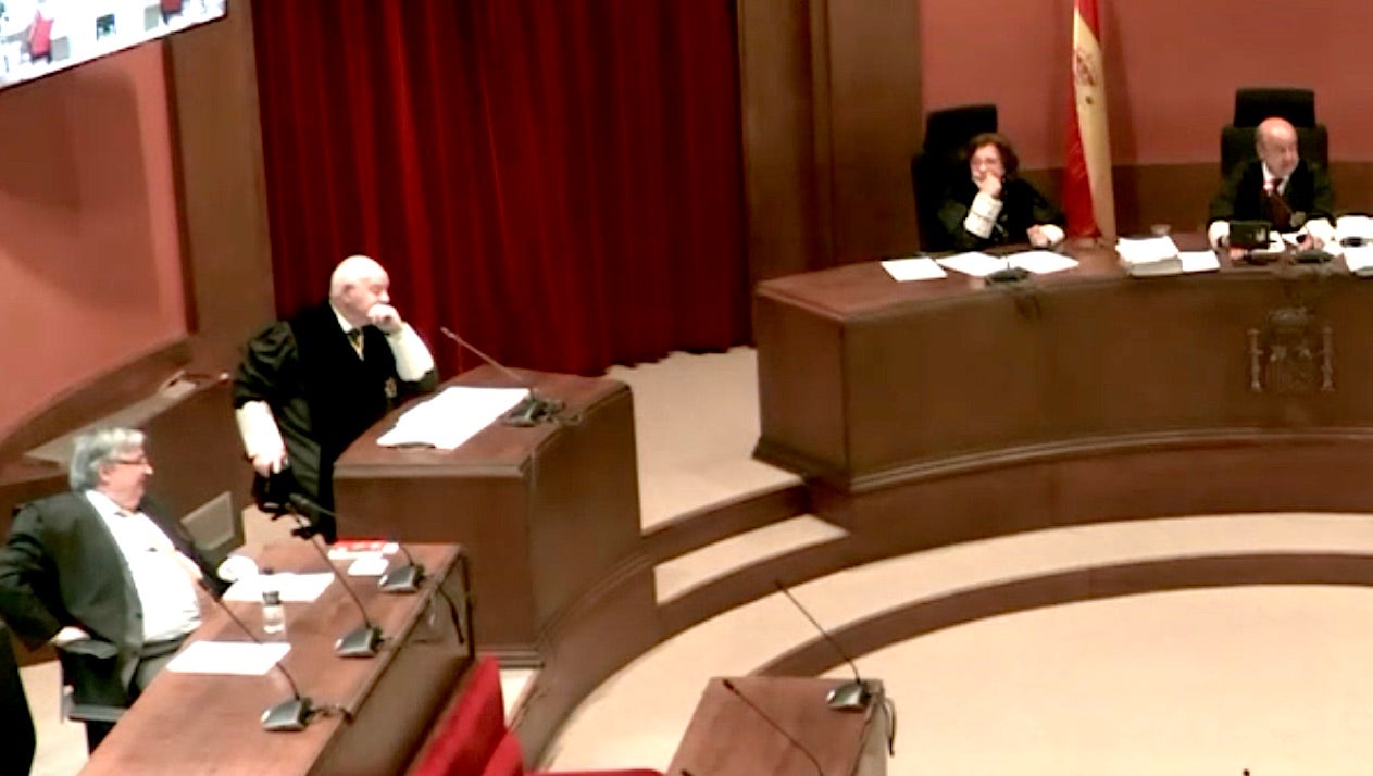 L'advocat de l'acusació particular en representació de l'Ajuntament de Vilanova de Sixena, Jorge F. Español, i, a la dreta, el president del tribunal en la vista contra Lluís Puig, Jesús María Barrientos / TSJC