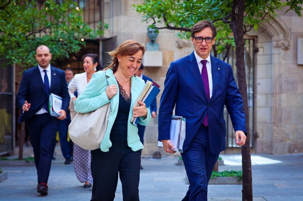 El president de la Generalitat, Salvador Illa, amb la consellera de Territori, Sílvia Paneque / Europa Press

REMITIDA / HANDOUT por GOVERN
Fotografía remitida a medios de comunicación exclusivamente para ilustrar la noticia a la que hace referencia la imagen, y citando la procedencia de la imagen en la firma
15/10/2024