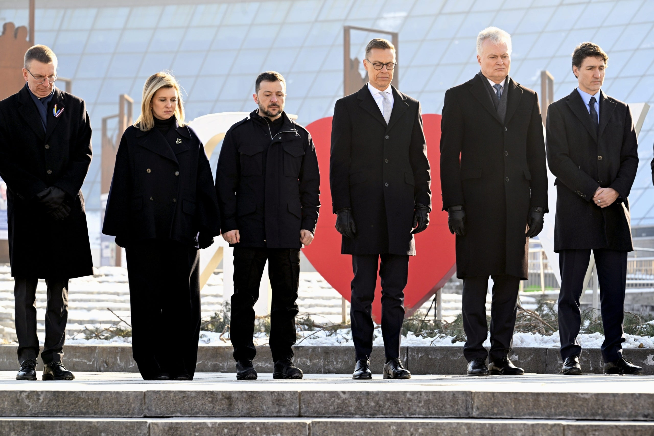 Cerimònia a Kíiv amb motiu del tercer aniversari de la invasió russa d'Ucraïna. A la imatge, el president de Letònia Edgars Rinkevics, la primera dama d'Ucraïna Olena Zelenska, el president ucraïnès Volodímir Zelenski, el president finlandès Alexander Stubb, el president de Lituània Gitanas Nauseda i el primer ministre del Canadà Justin Trudeau / Europa Press (Heikki Saukkomaa)