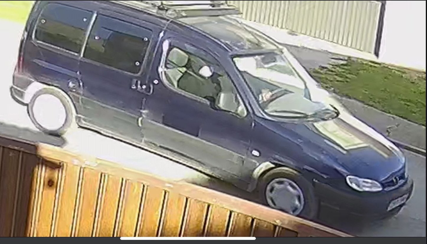 Imatge de la furgoneta que van fer servir els lladres després de robar un gos a Navata / X