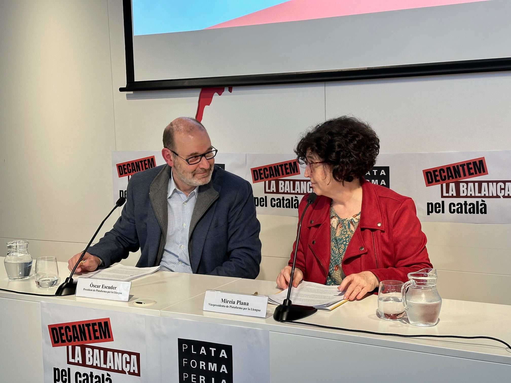 El president de Plataforma per la Llengua, Òscar Escuder, i la vicepresidenta de l'entitat, Mireia Plana, analitzant els resultats de l'EULP 2023 / JMB