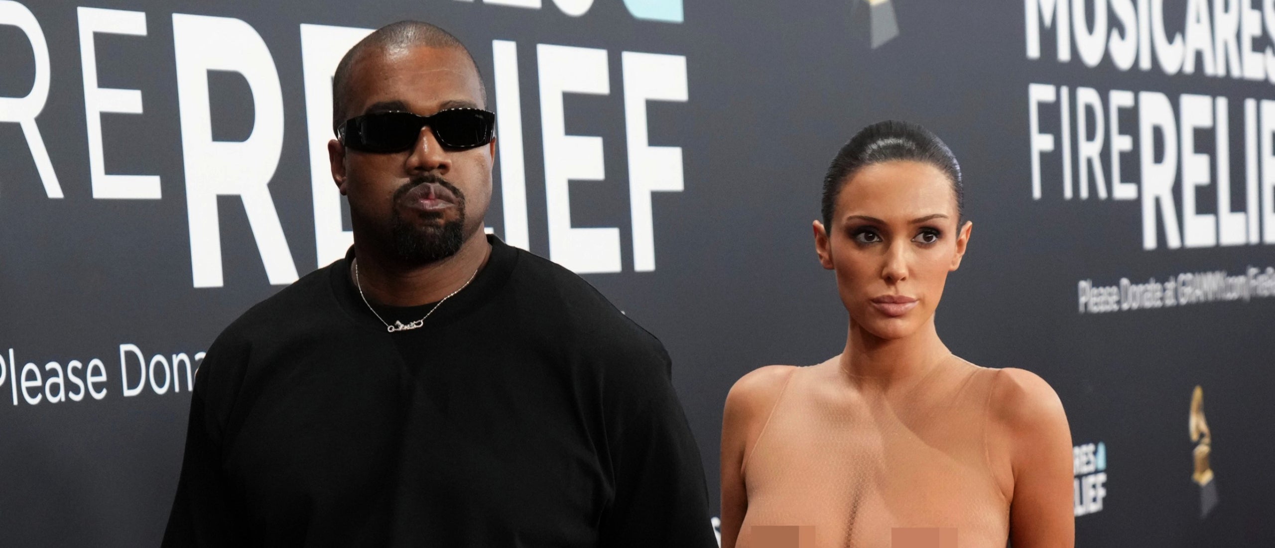 La dona de Kanye West, totalment despullada als Grammy - Twitter
