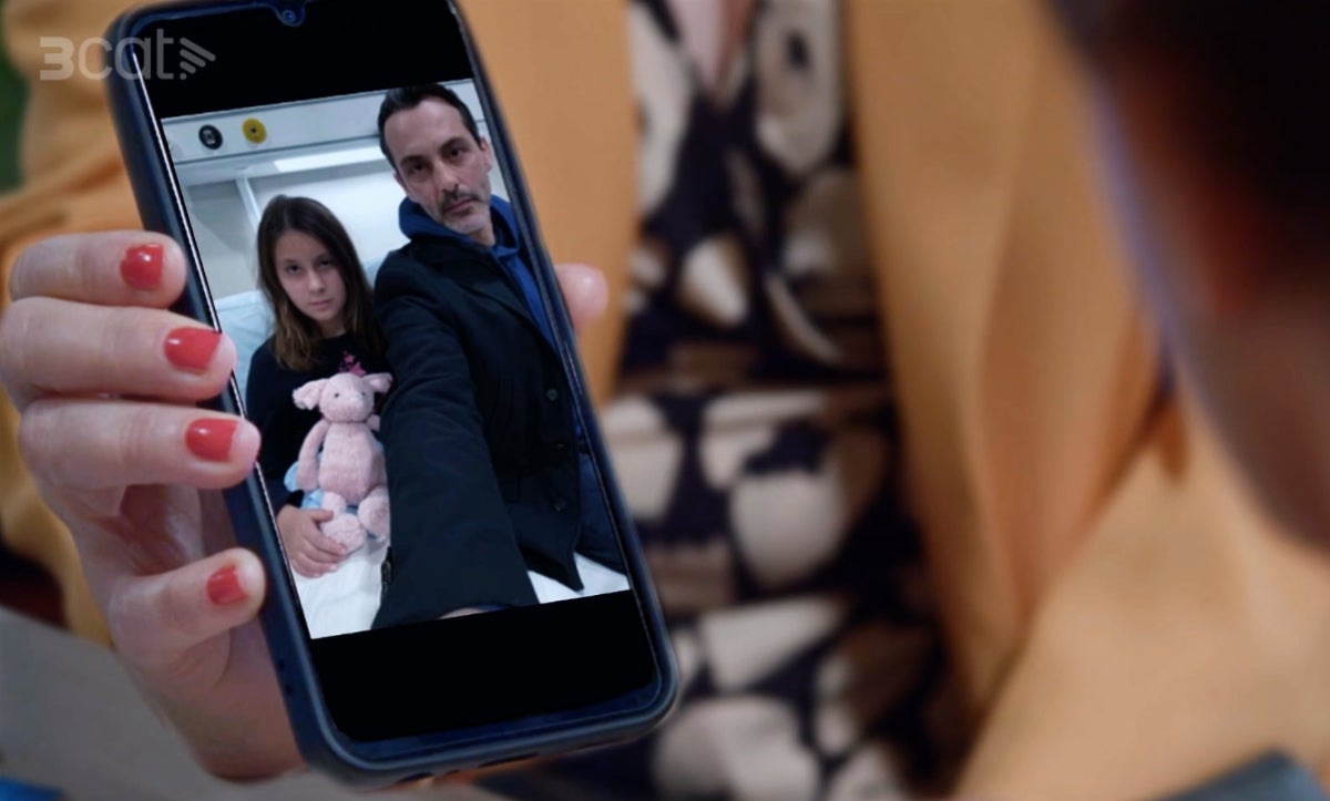 La Lídia li ensenya la fotografia del suposat Llibert, que resulta que és l'Àlvar | 3Cat