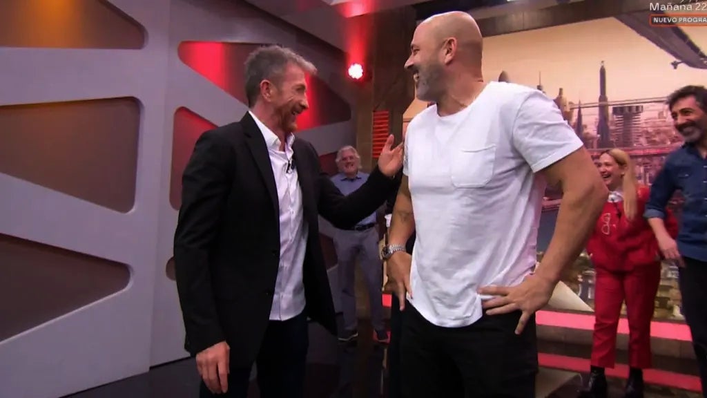 Pablo Motos torna a equivocar-se en el ball inicial del programa - Antena 3