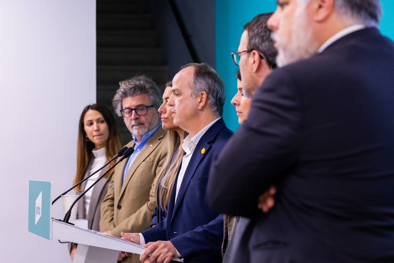 Una imatge de la roda de premsa de l'executiva de Junts després de donar continuïtat a la legislatura de Pedro Sánchez/Núria Càmara/Junts