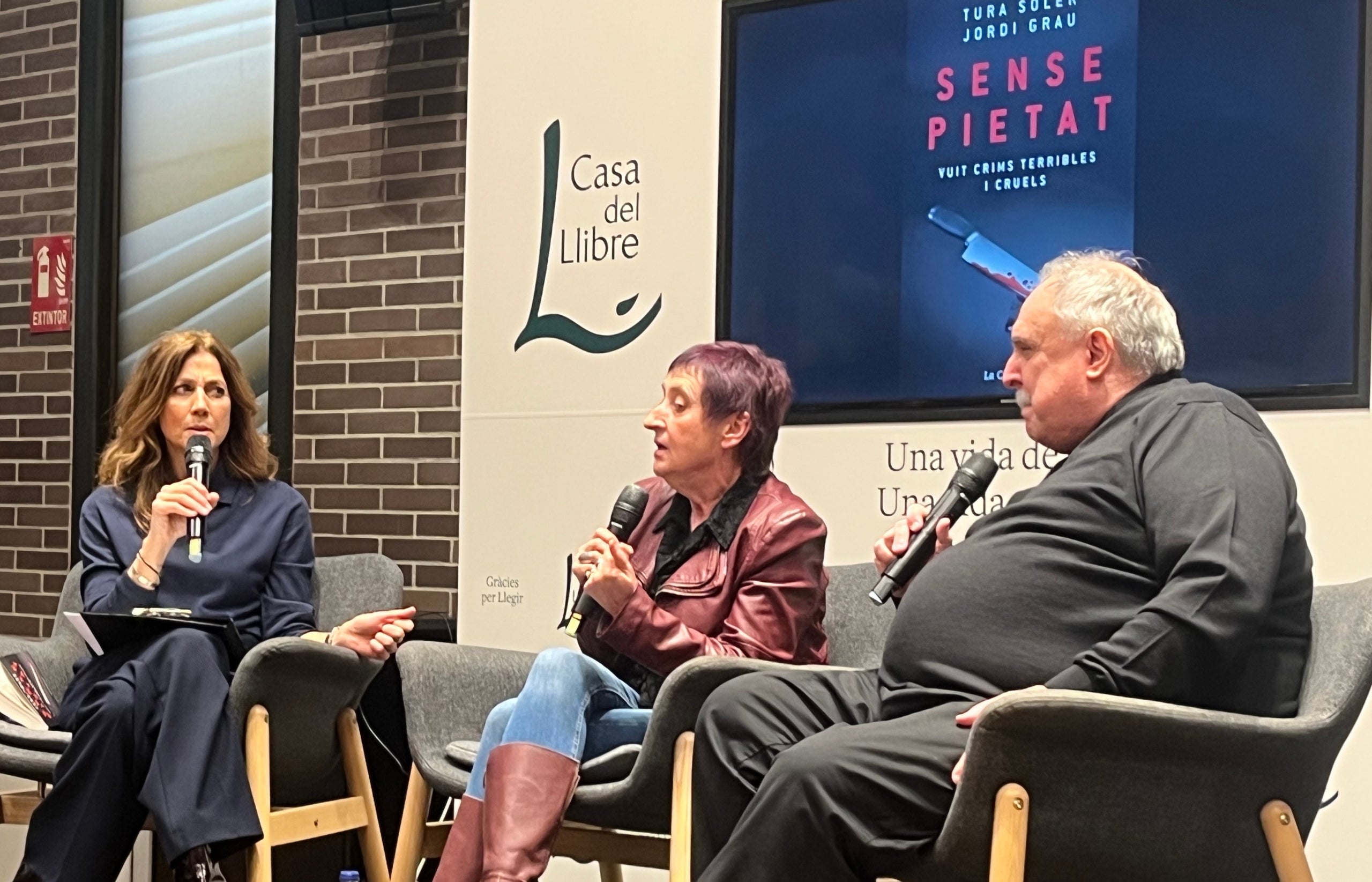 La presentació del llibre 'Sense pietat. Vuit crims terribles i cruels' (La Campana), amb Helena Garcia Melero i els autors, els periodistes Tura Soler i Jordi Grau, d''El Punt Avui' / S.B.