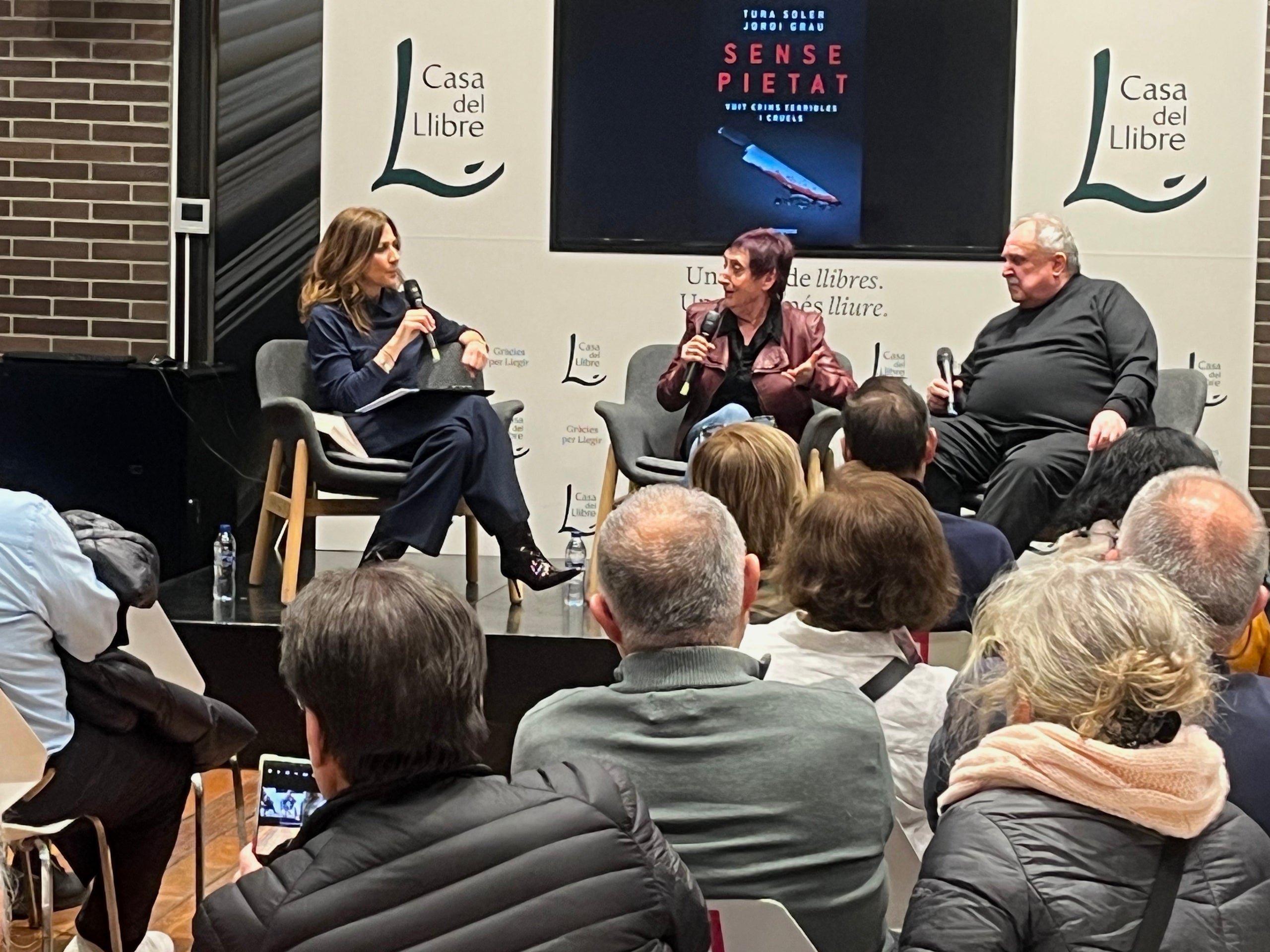 La presentación del libro 'Sin piedad. Ocho crímenes terribles y crueles' (La Campana), con Helena Garcia Melero y los autores, los periodistas Tura Soler y Jordi Grau, de 'El Punt Avui' / S.B.