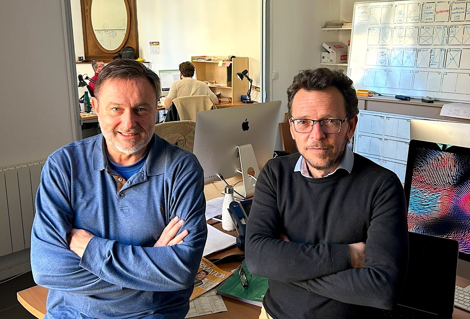 L'editor del Grup Món, Salvador Cot, i el director de 'La semaine du Roussillon', a la seu del mitjà nord-català, a Perpinyà