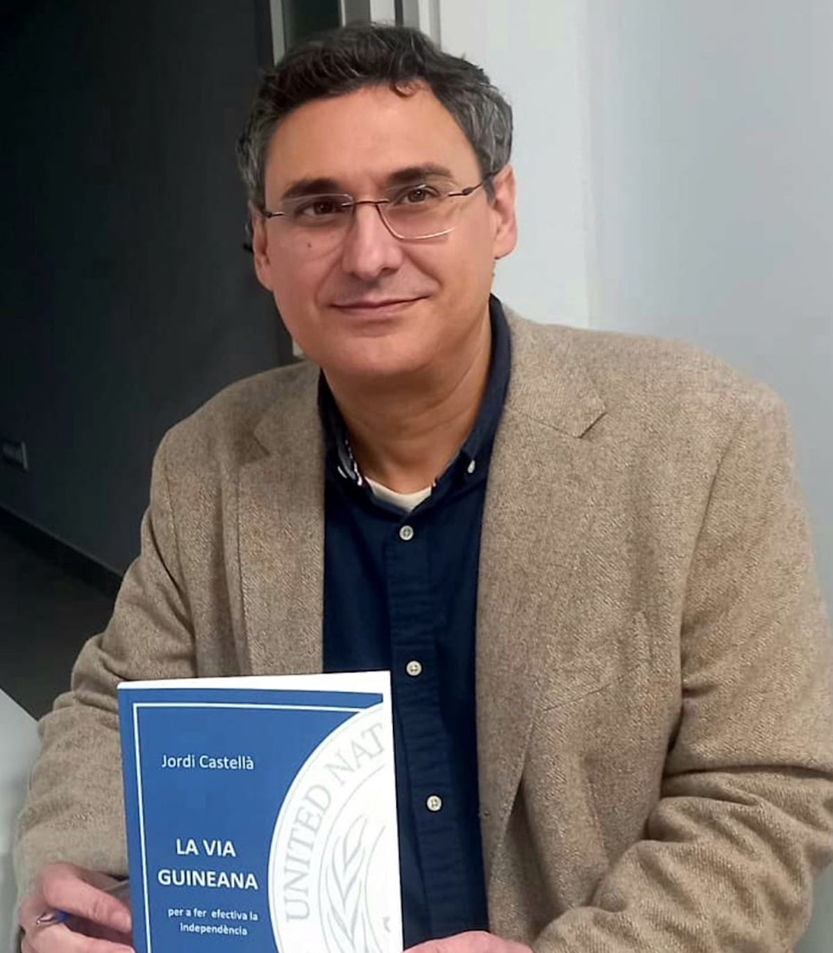 Jordi Castellà, amb el seu llibre, sobre la Via Guineana/Jordi Castellà
