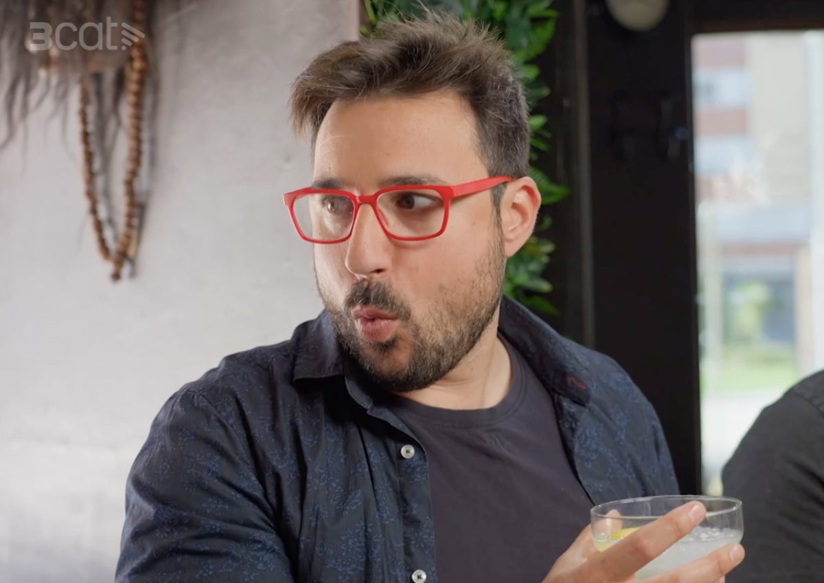 Un concursant de 'Joc de cartes' treu foc per la boca amb un pebrot picant | 3Cat