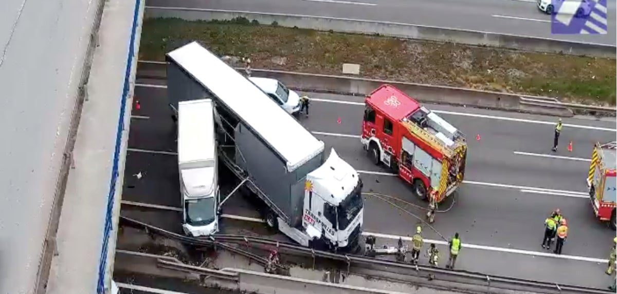 Un accident múltiple obliga a tallar l'AP-7 / Trànsit