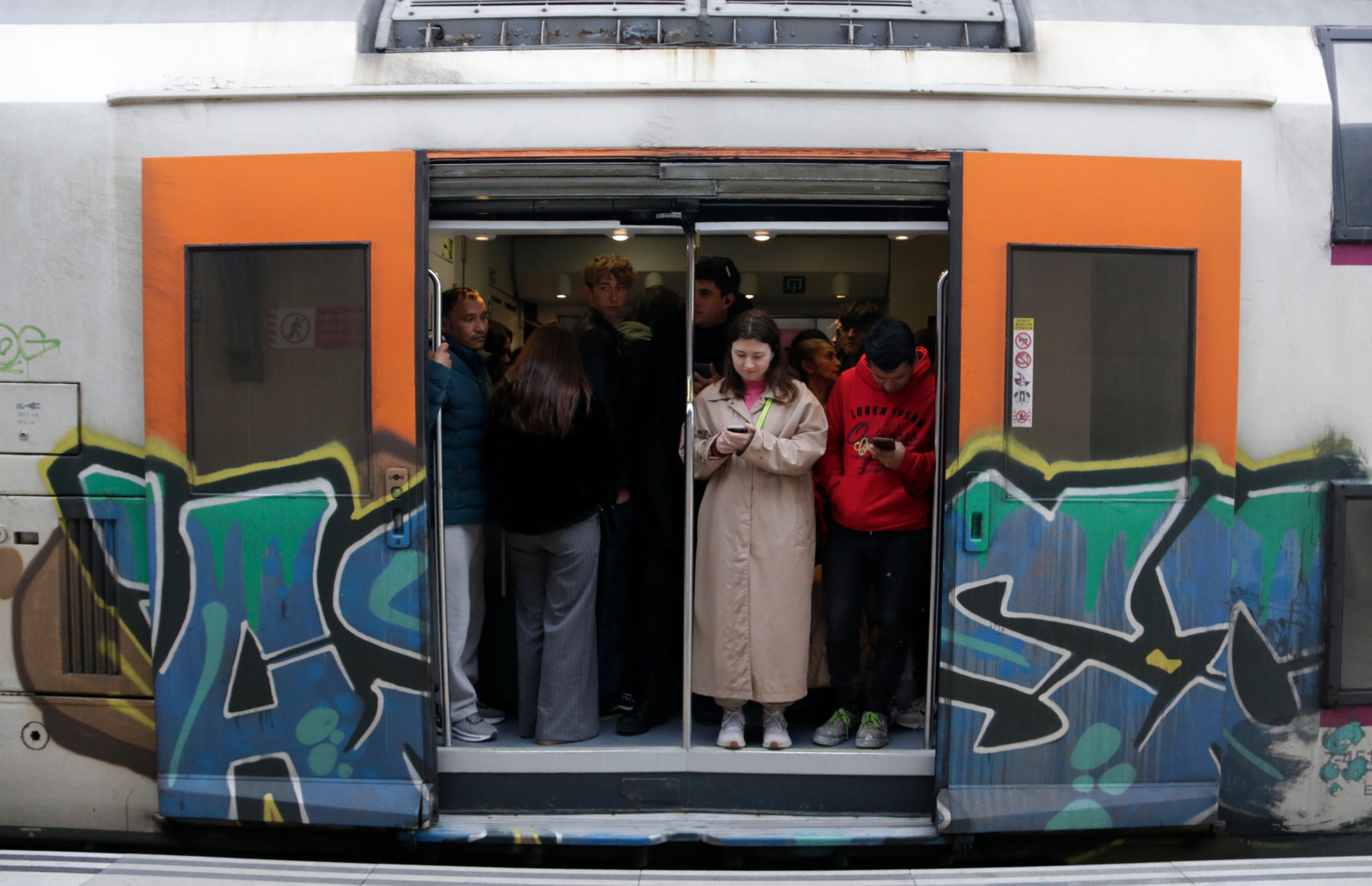 Un comboi de l'R2Sud a Cunit, abans d'iniciar el seu trajecte cap a Barcelona, ple a vessar / ACN