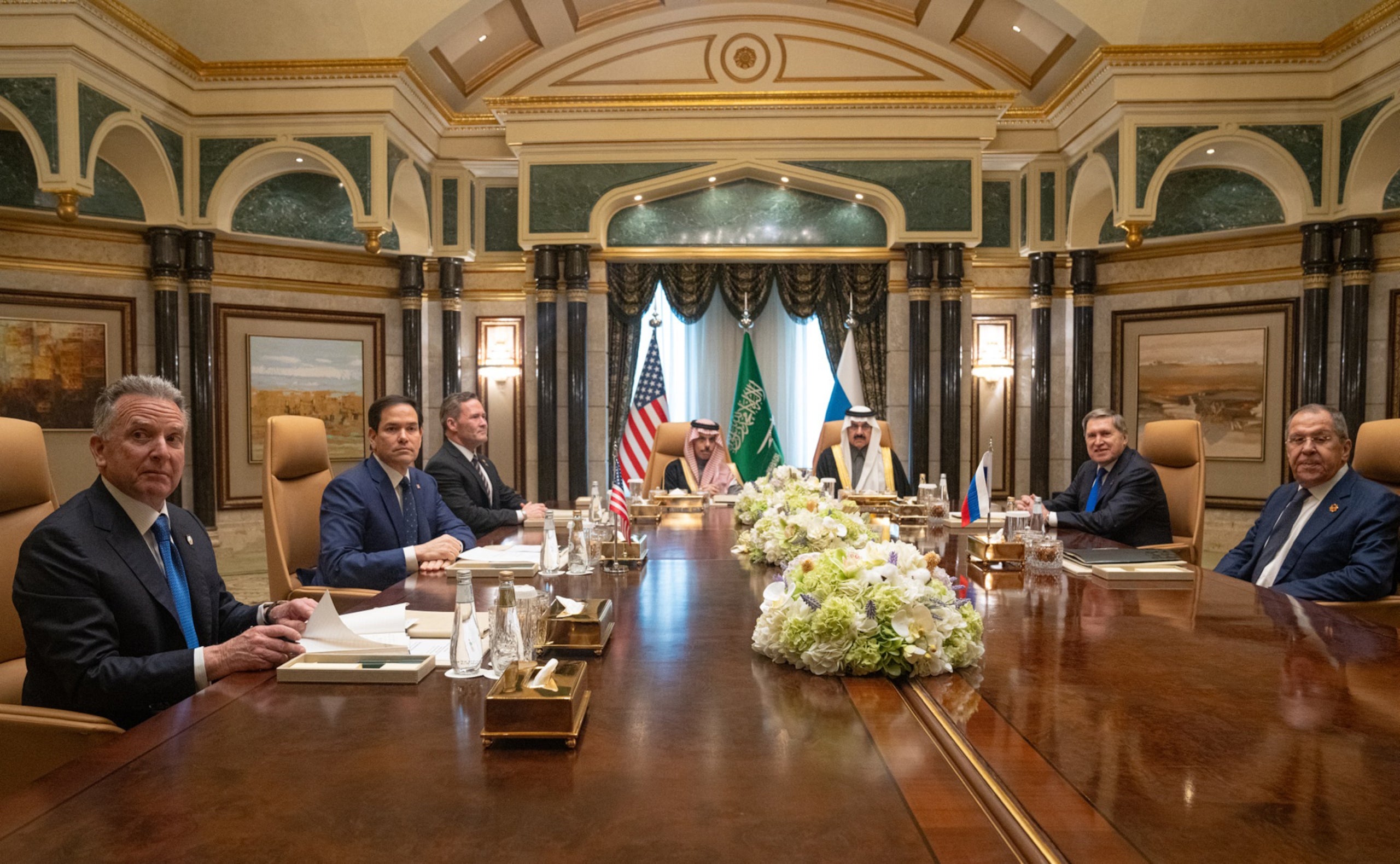 El secretario de Estado de EE.UU., Marco Rubio, el enviado a Oriente Medio Steve Witkoff, el consejero de Seguridad Nacional Mike Waltz reunidos con el asesor del presidente ruso Yuri Ushakov y el ministro de Asuntos Exteriores de Rusia, Segei Lavrov. | Departamento de Estado de EE.UU. / Freddie Everett