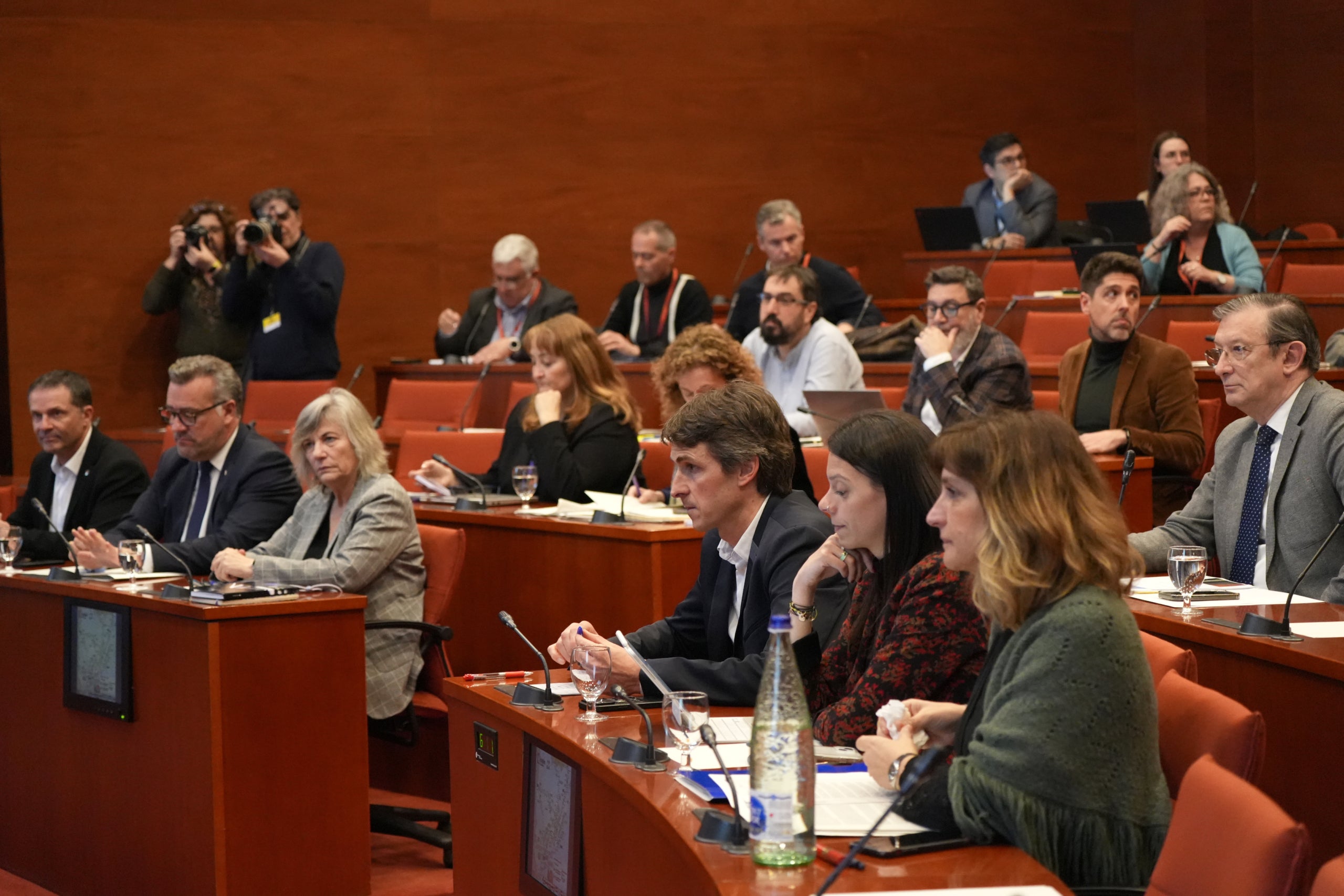 Los grupos de la oposición durante la comparecencia de la consejera Sílvia Paneque en la comisión de Territorio / Nico Tomás (ACN)
