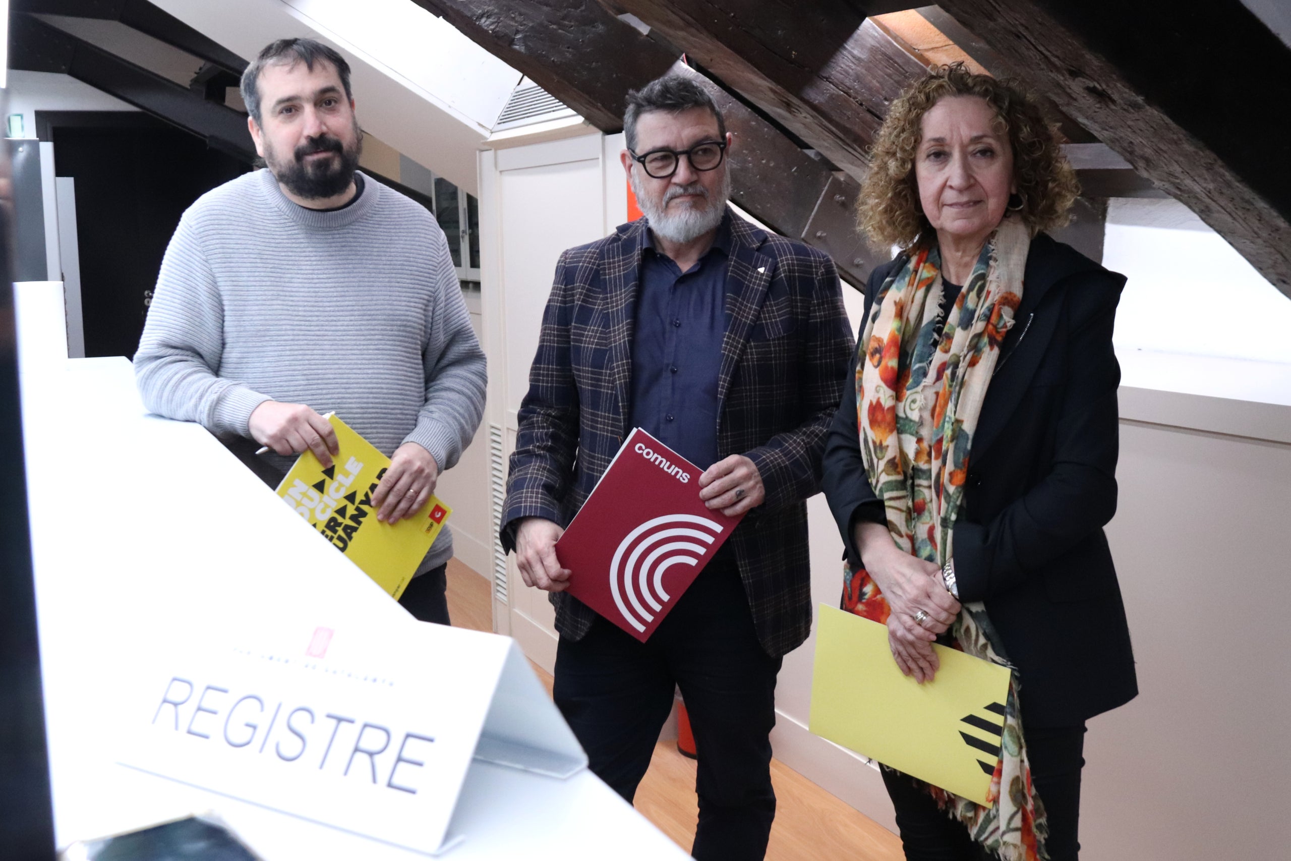 Els diputats d'ERC Ester Capella; de la CUP, Dani Cornellà; i dels Comuns Lluís Mijoler registren la proposta d'un ple monogràfic sobre Rodalies / Marta Sierra (ACN)