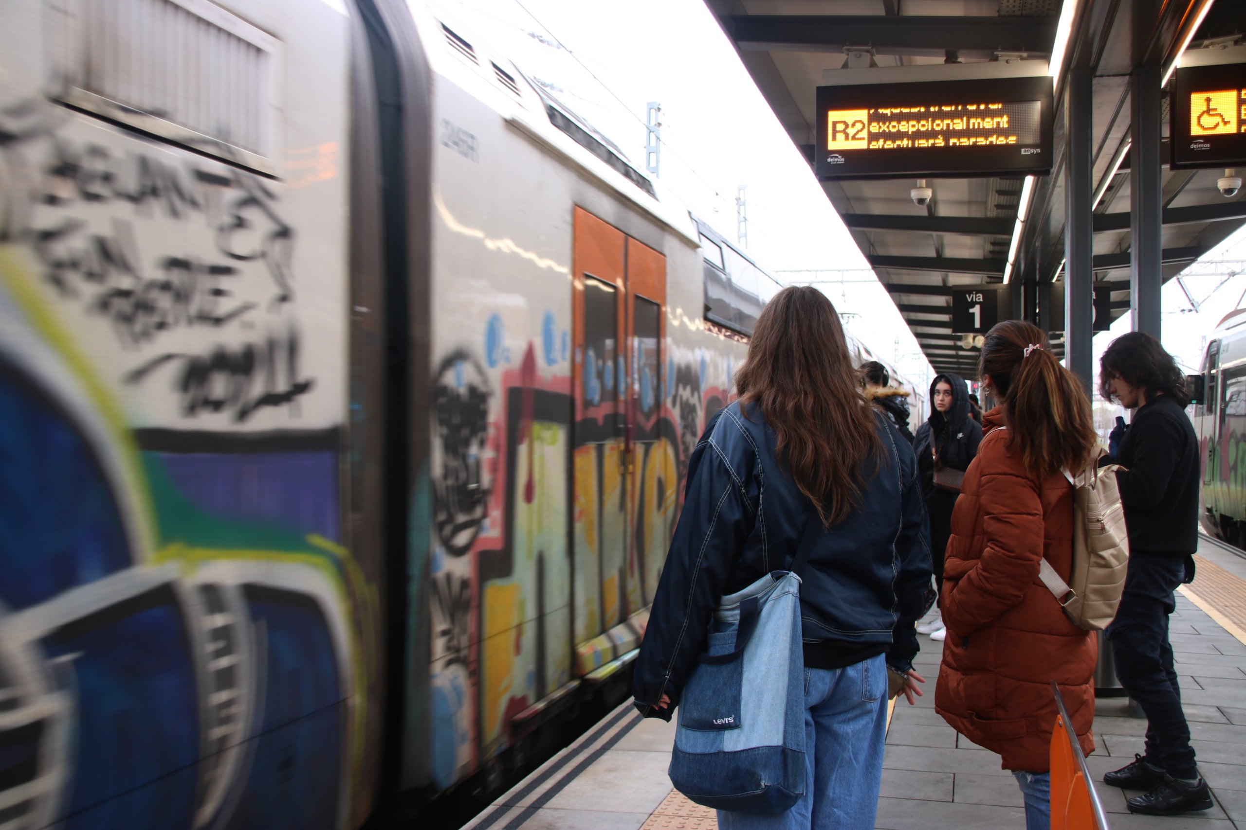 Els passatgers que feia més d'una hora que esperaven un tren en sentit Sant Vicenç de Calders en el moment de l'arribada / Albert Hernàndez (ACN)