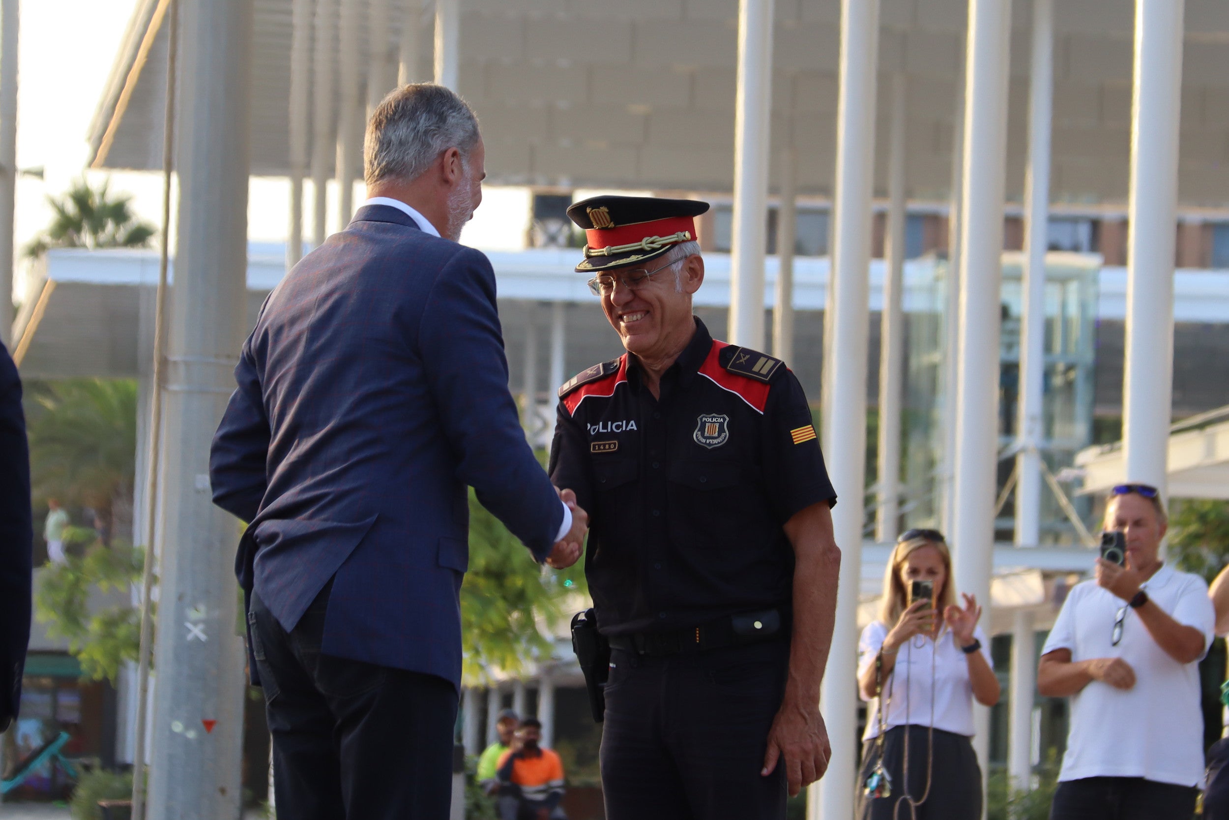 El comissari Esquius, lloctinent de Trapero al Cos de Mossos, saluda efusivament el monarca espanyol Felip de Borbó en una visita a Barcelona, aprofitant la copa Amèrica de Vela/ACN