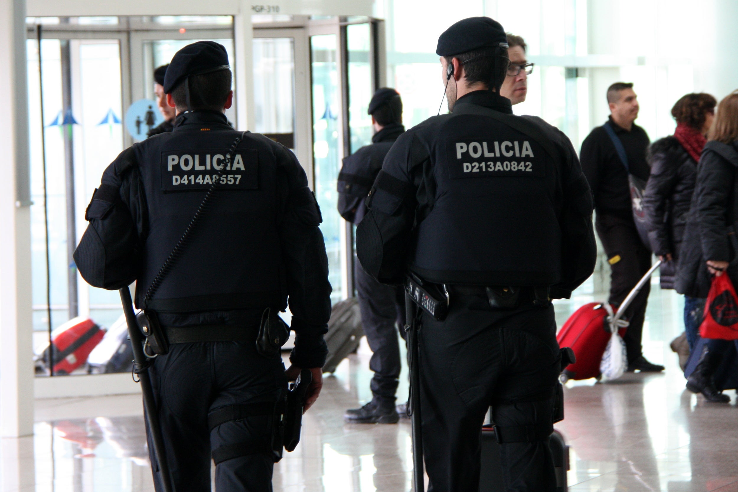 Agents de la Brimo fan guàrdia a la porta de l'aeroport del Prat/ACN