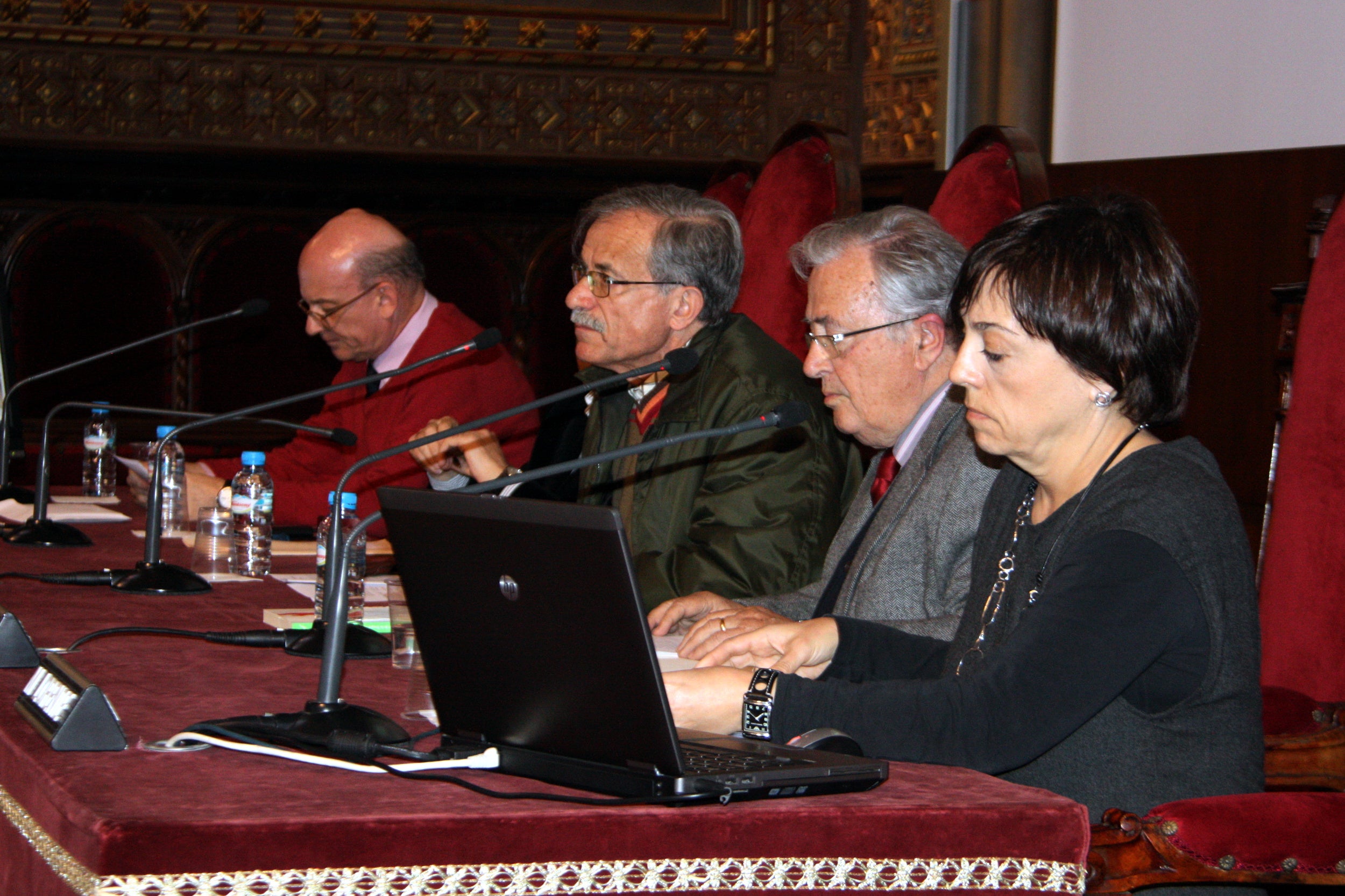 Mercè Llorente, membre de Koiné, Joaquim Arenas, president de Llengua i República, Juan Carlos Moreno, de la Universitat de Madrid, al Paranimf de la UB, el 31 de març del 2016 / ACN