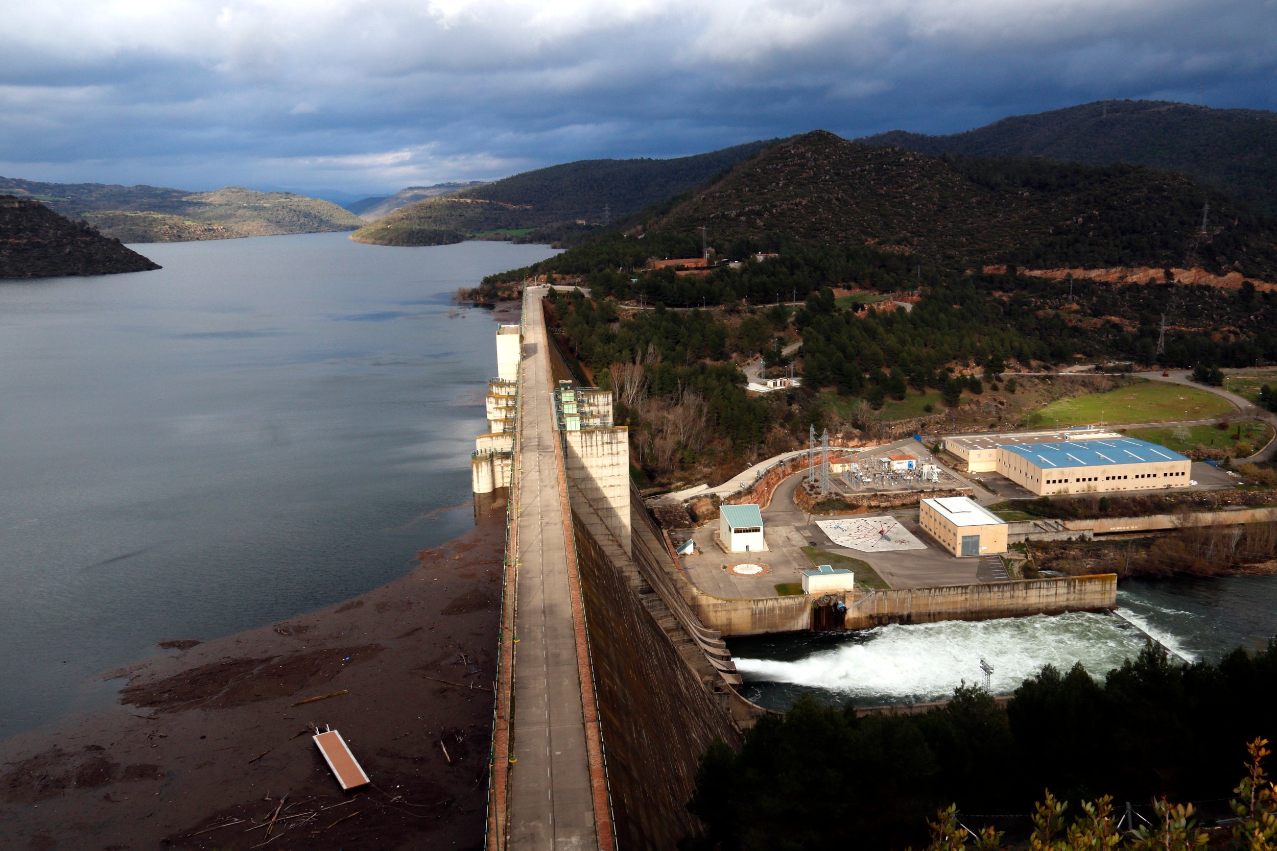 El pantà de Rialb, ple a vessar, ha començat a desembassar aigua / ACN