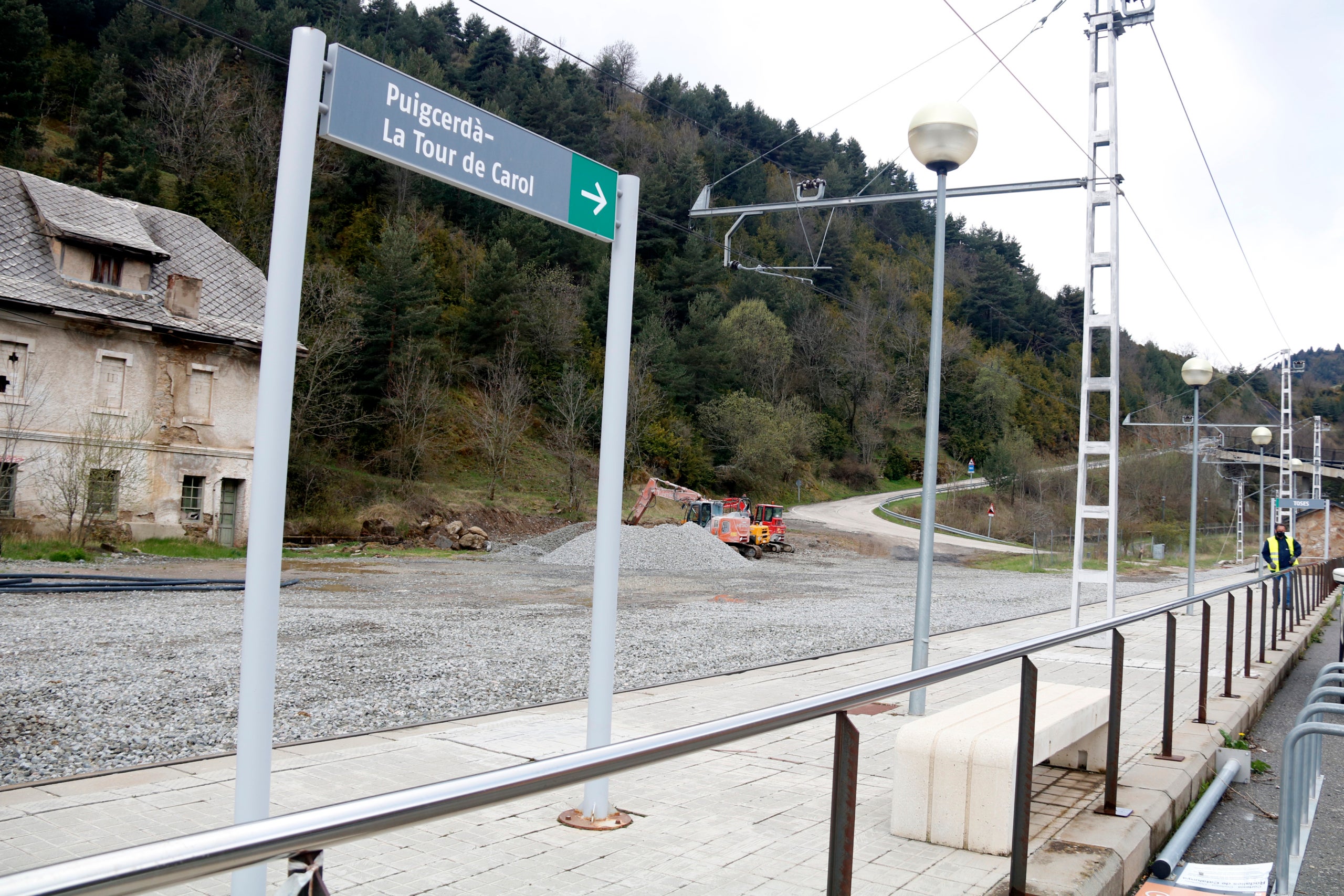 Pla de detall d'un cartell de l'estació de tren de Toses (Ripollès) que indica que la línia R3 continua cap a Puigcerdà i La Tour de Carol/ACN