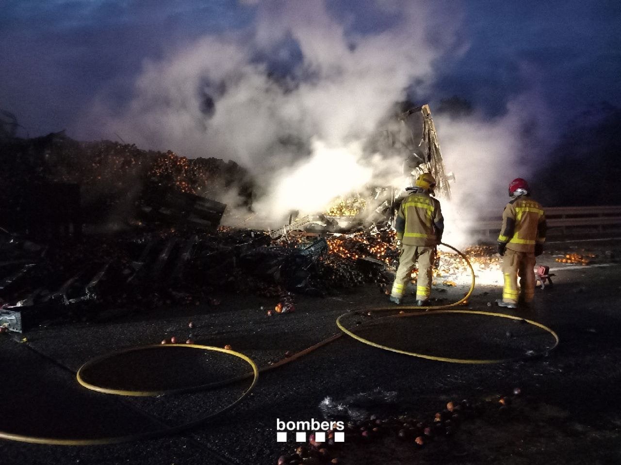 Imatges d'un camió de taronges incendiat a l'AP-7 / Bombers