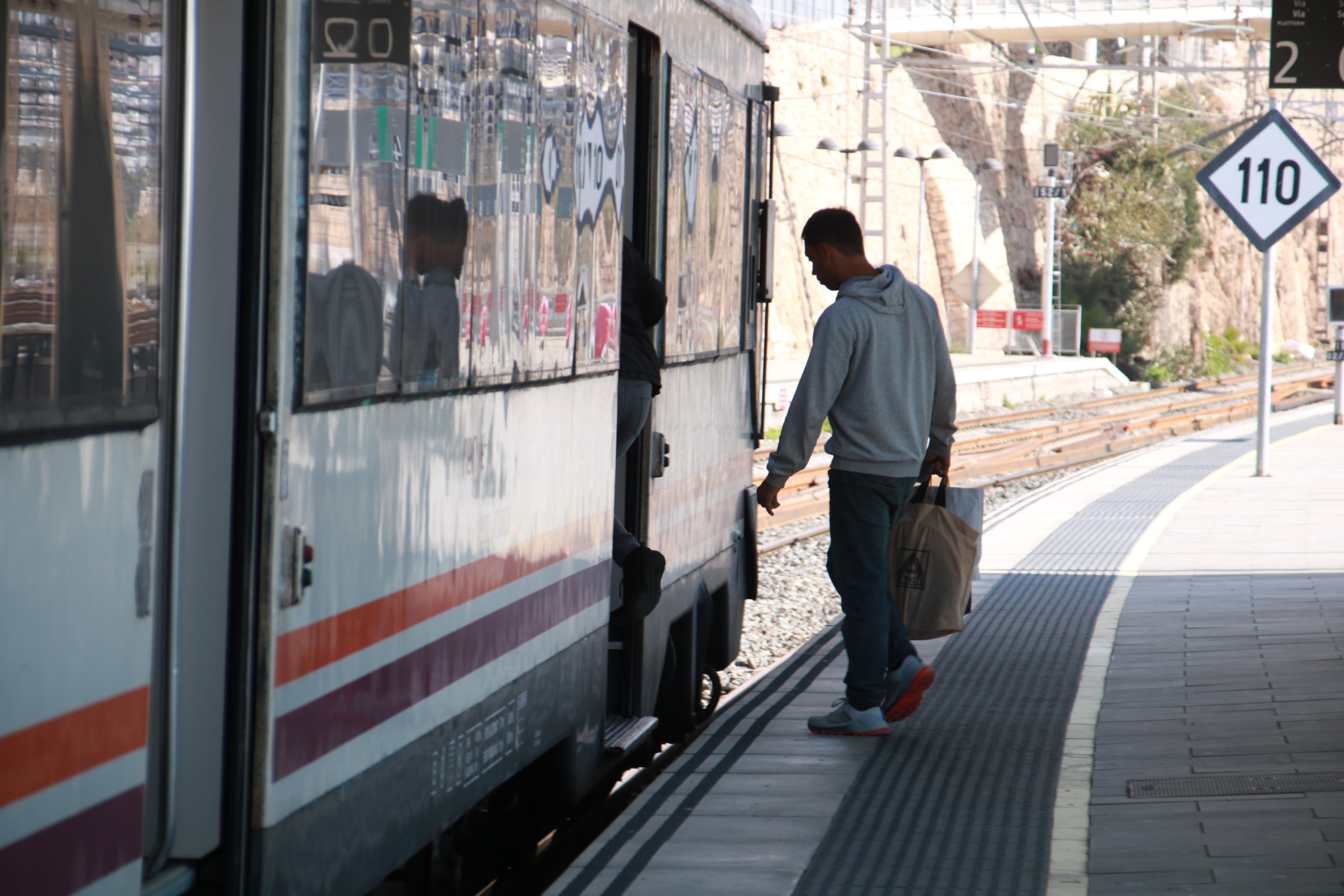 Un viatger pujant al tren direcció a Barcelona a l'estació de Tarragona / Mar Rovira (ACN)
