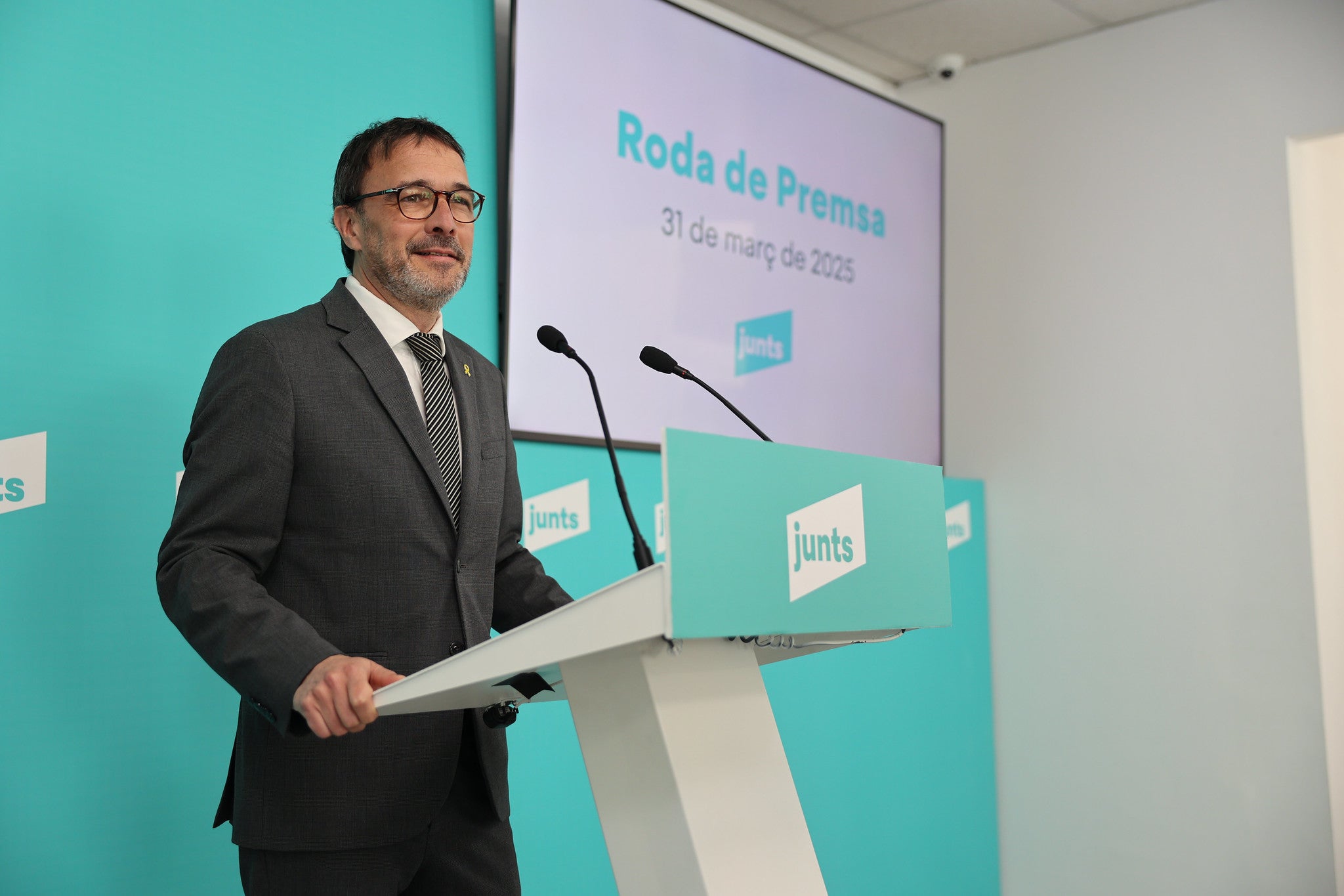 El vicepresident i portaveu de Junts, Josep Rius, en roda de premsa aquest dilluns / Junts