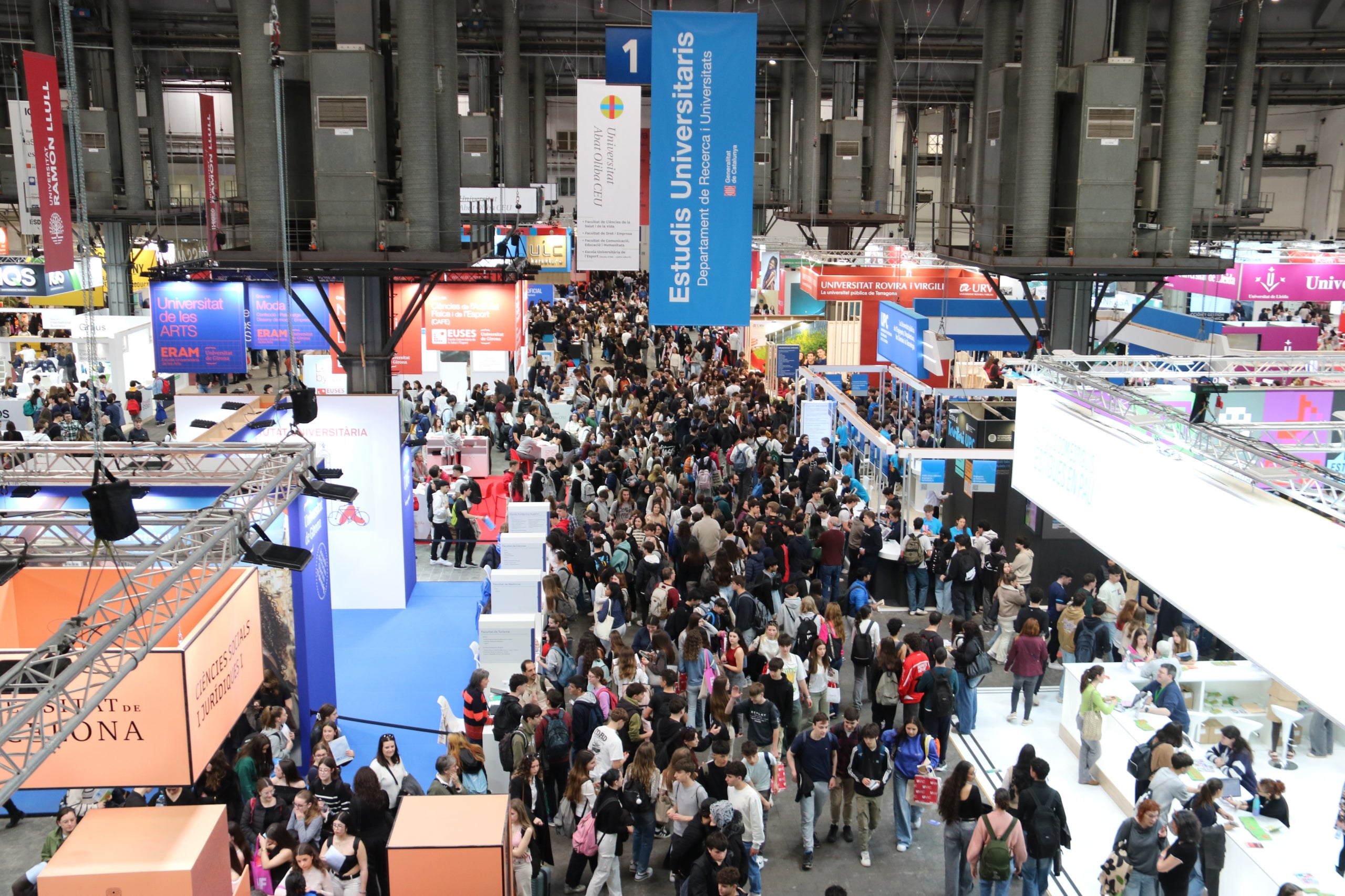 Estudiantes visitando el Saló de l'Ensenyament 2025 / María Belmez / Quim Vallès (ACN)