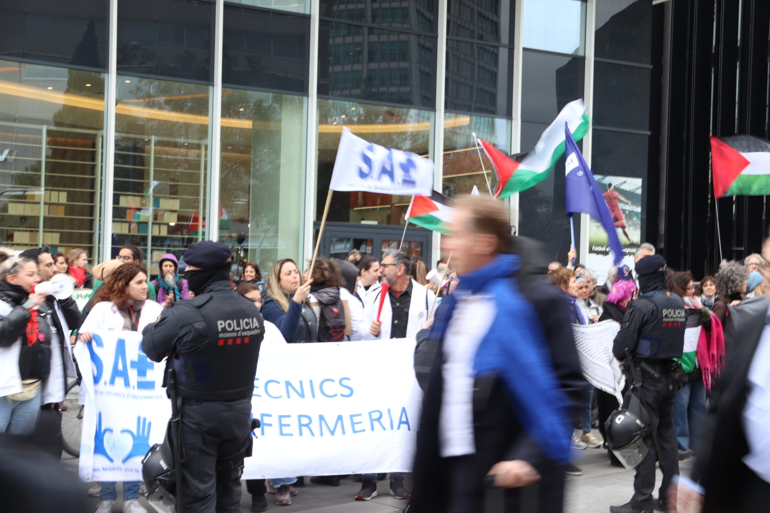 Dos protestas frente al Mobile World Congress (MWC): una de técnicos sanitarios y otra contra el modelo actual de producción y consumo tecnológicos y la presencia de empresas israelíes en el congreso / Laura Fíguls (ACN)