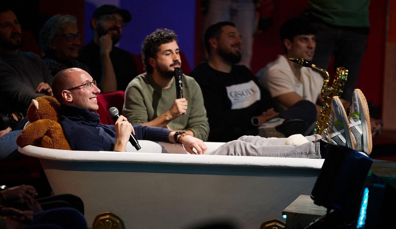 Adrián, un jove sense memòria visita 'La Revuelta' i signa el decorat | RTVE
