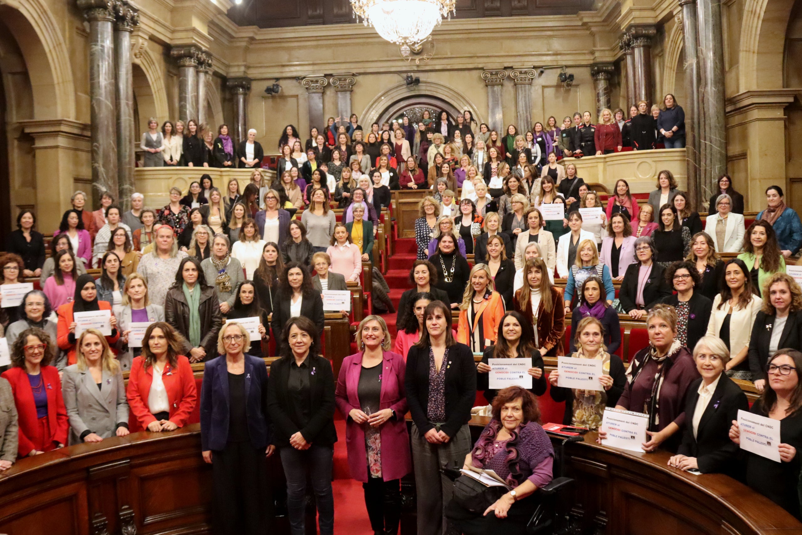 Foto de familia en el hemiciclo al finalizar el Parlamento de las mujeres del 2023 / ACN
