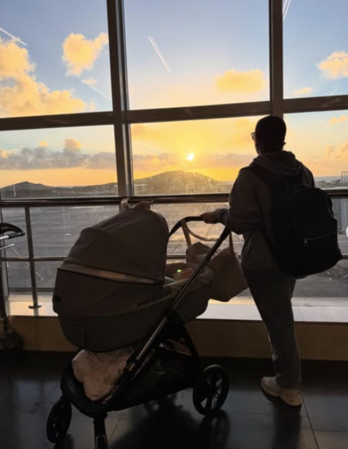 Anabel Pantoja, acompanyada de la filla en un aeroport | Instagram
