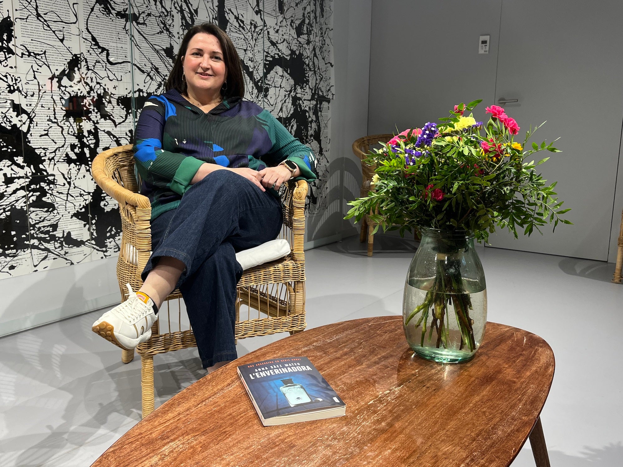 La periodista y escritora Anna Sàez Mateu, que acaba de publicar 'L'enverinadora' en Pòrtic / S.B.