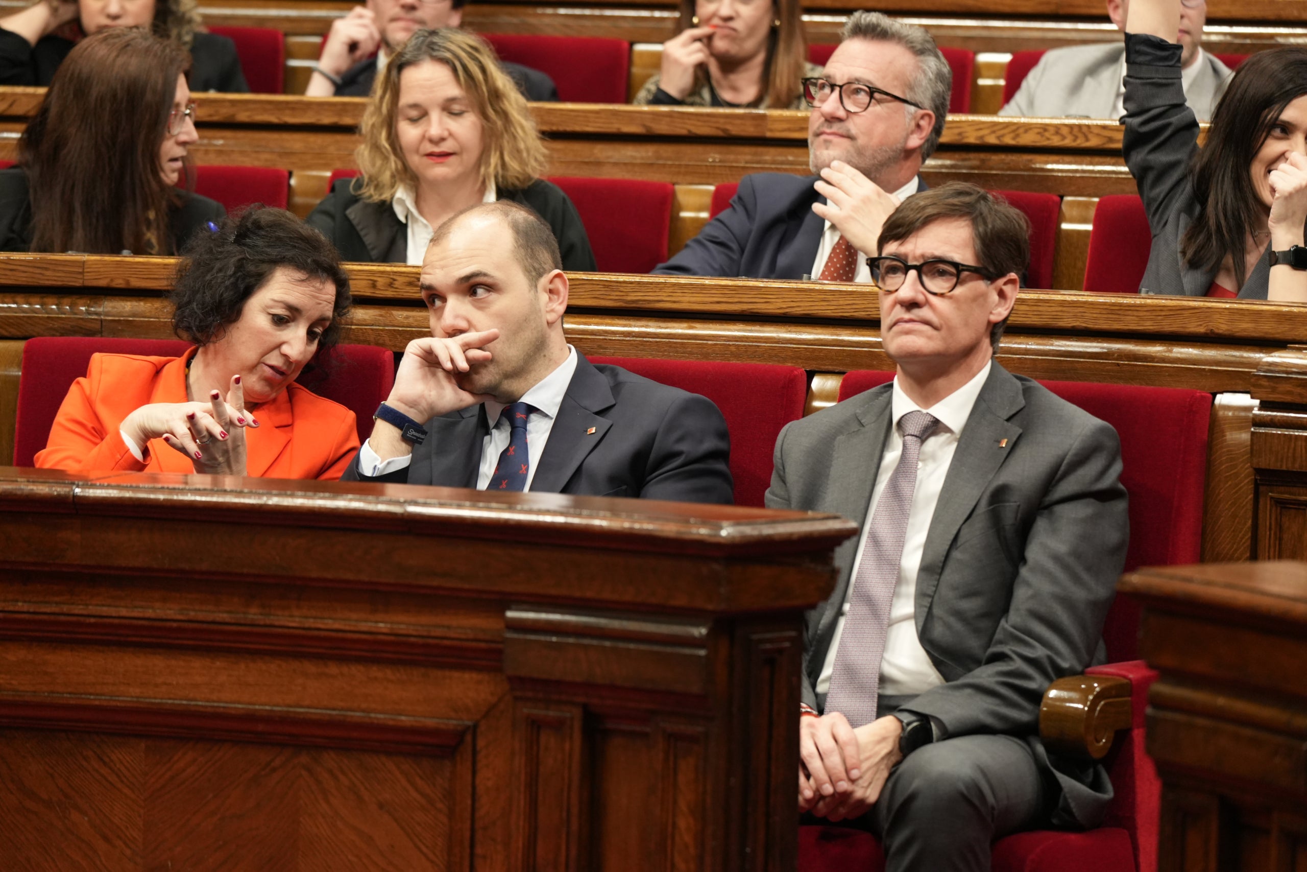 El presidente del Gobierno, Salvador Illa, con la consejera Alícia Romero y el consejero Albert Dalmau, en el Parlamento / Maria Pratdesaba / ACN