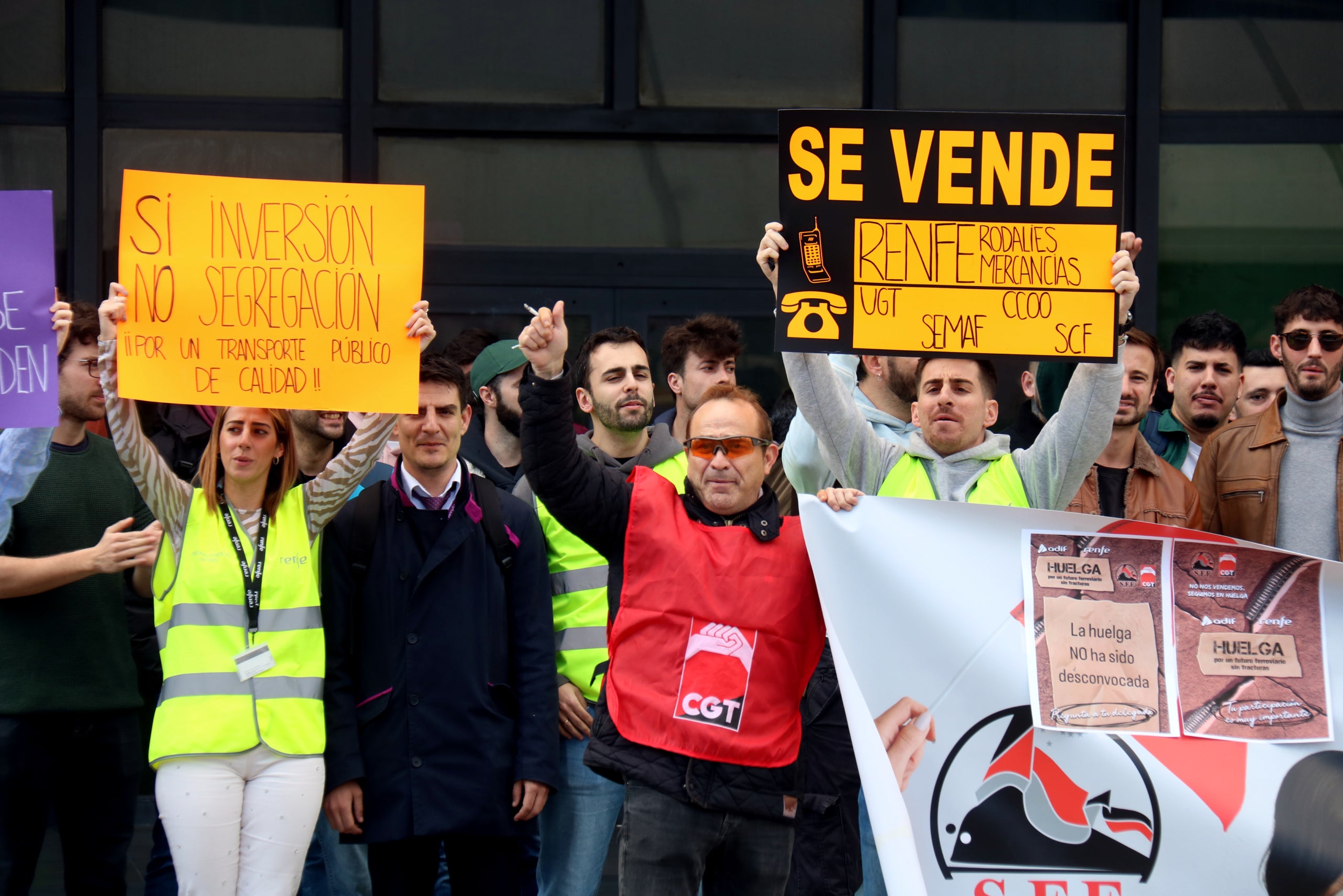 Els treballadors afiliats a la CGT sostenen cartells contra la 'segregació' de Rodalies i contra els sindicats que han subscrit l'acord per desconvocar la vaga / Lluís Sibils (ACN)