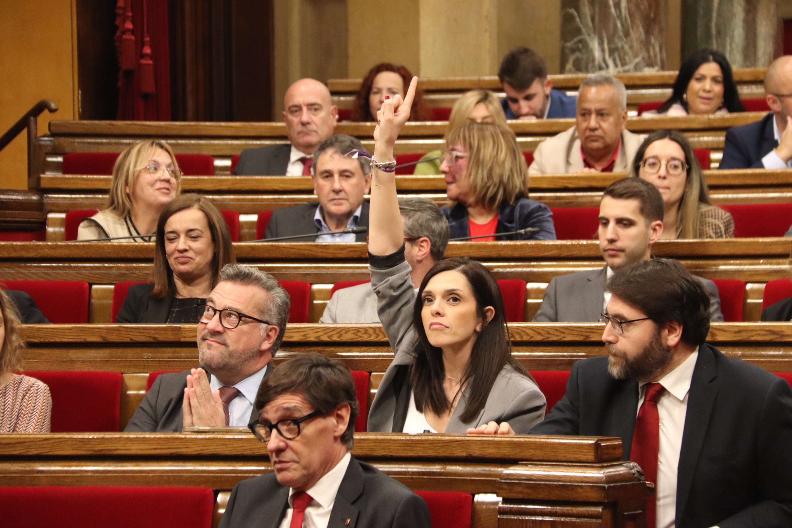 La portaveu del PSC al Parlament, Elena Díaz, aixeca la mà per indicar el sentit del vot durant un ple / ACN