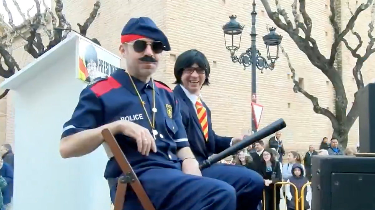 Imágenes de la comparsa del Carnaval de Totana, en Murcia, burlándose de Puigdemont / X / Totana Noticias