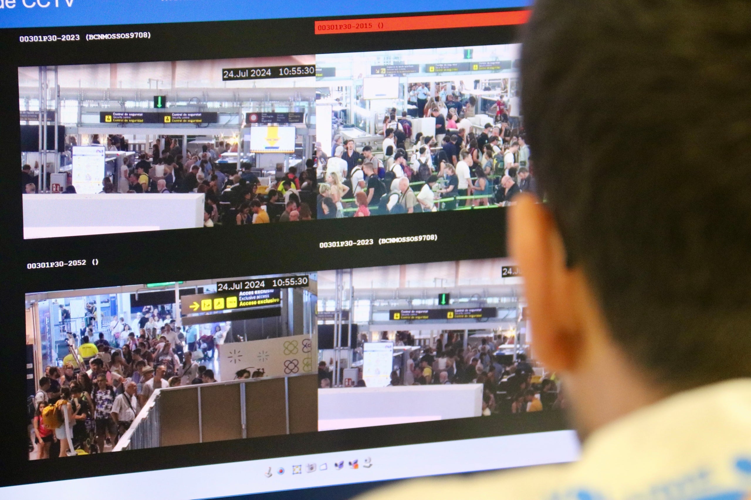 Un mosso observa l'activitat de l'aeroport des de la comissaria de la policia a la infraestructura/ACN