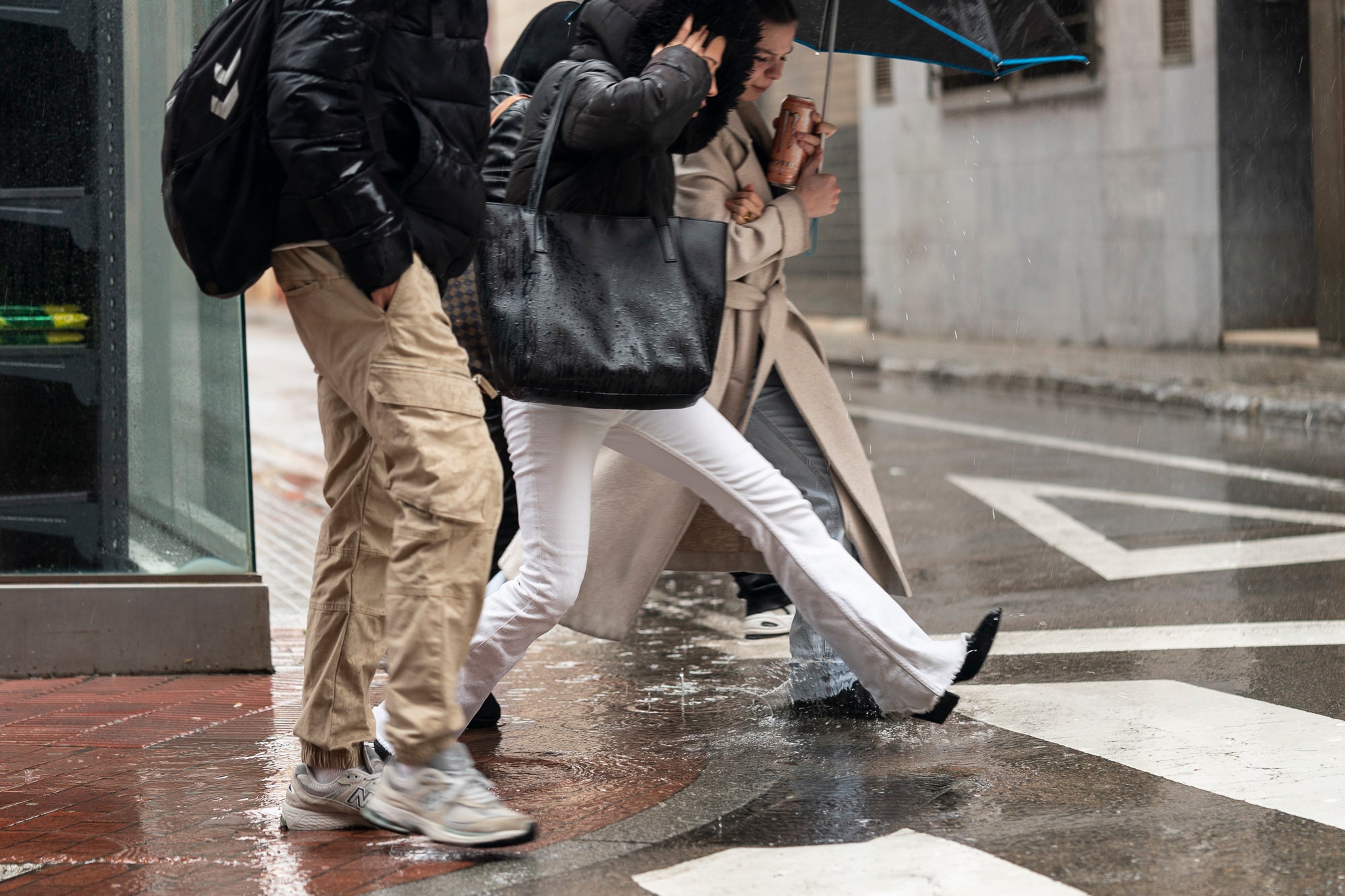 Carrers sota la pluja / Mireia Comas