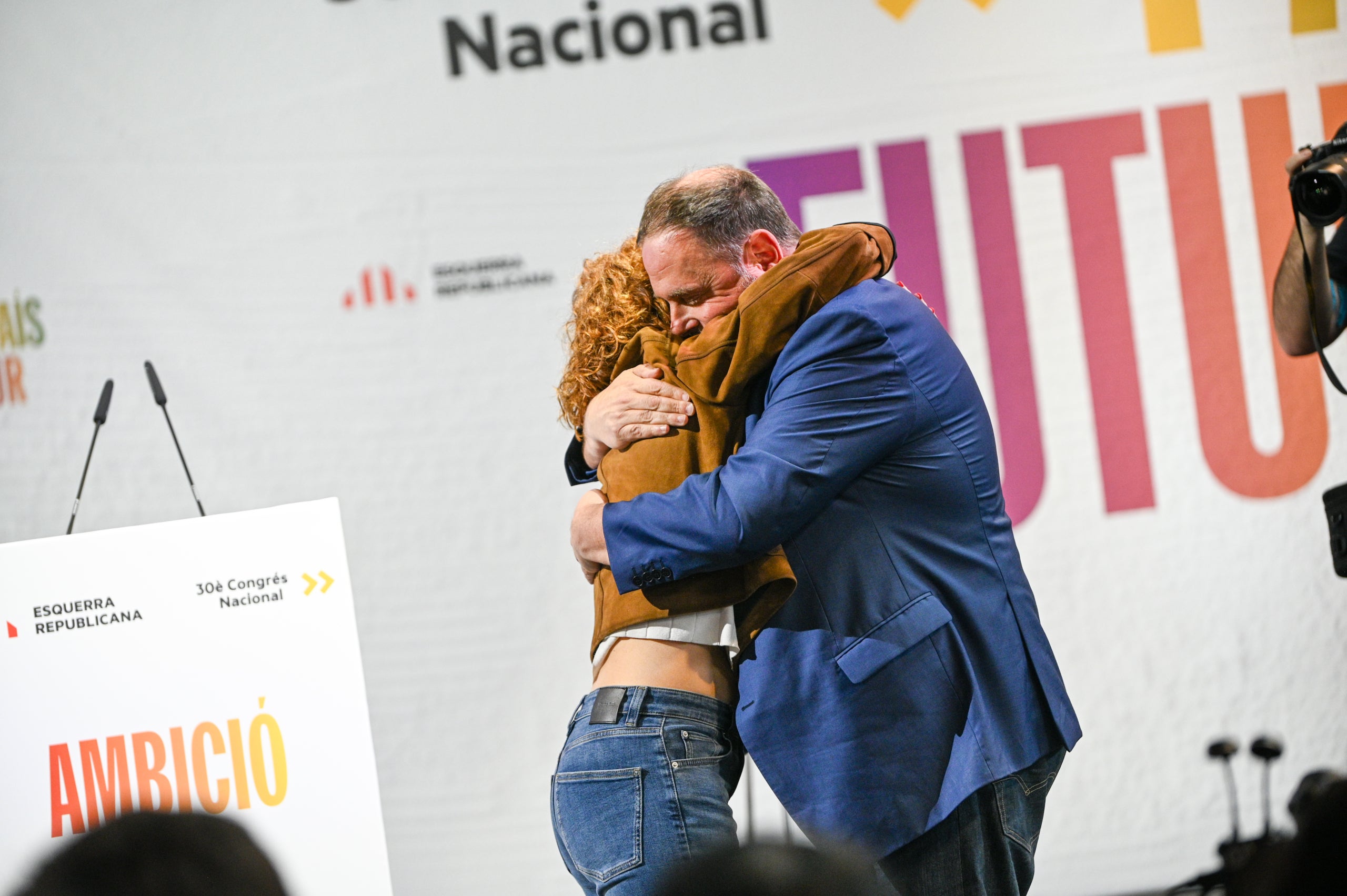 Oriol Junqueras se abraza con Elisenda Alamany/Marc Puig