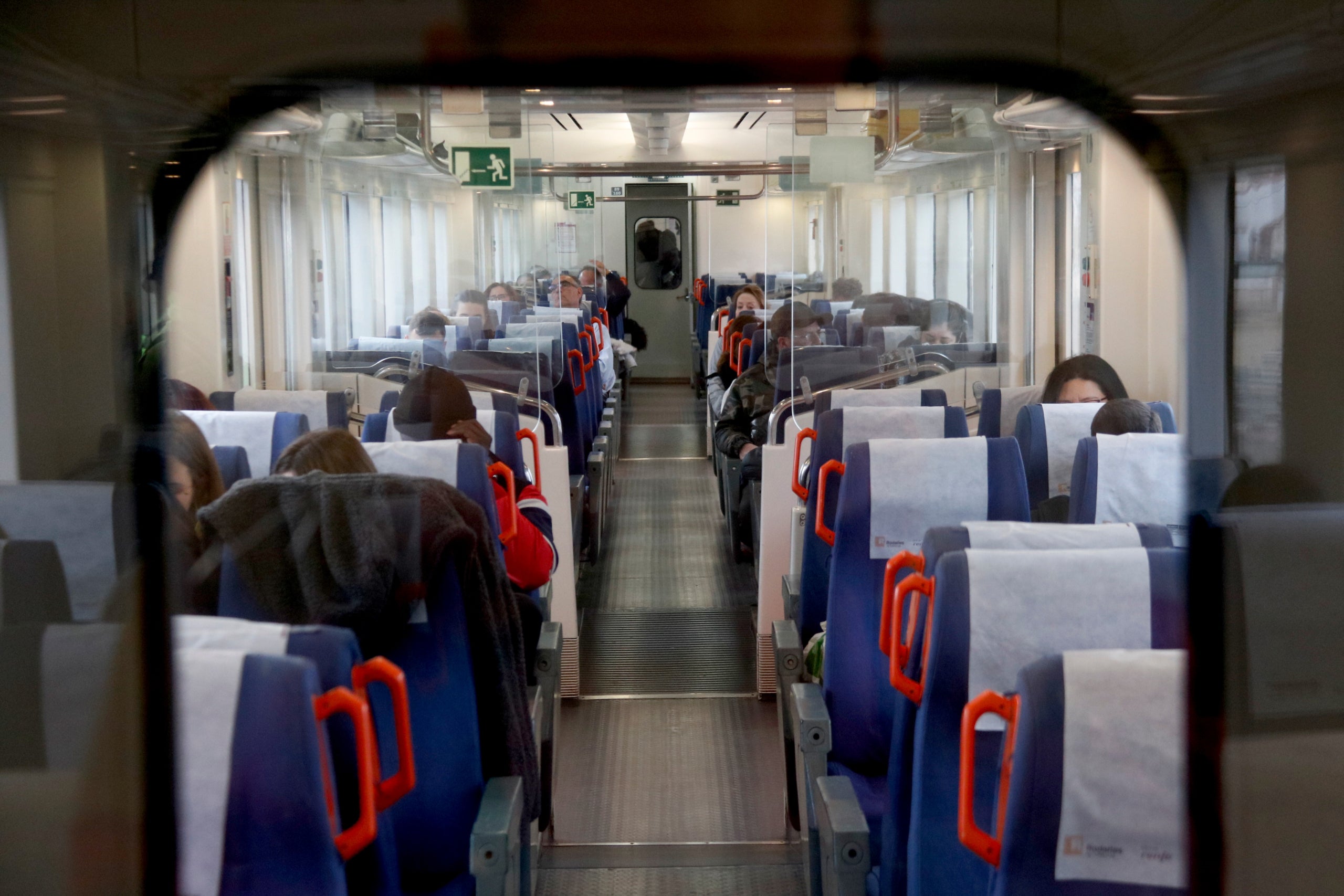 El primer tren que ha recorrido el trayecto Tarragona-Barcelona tras las obras del túnel de Roda / ACN