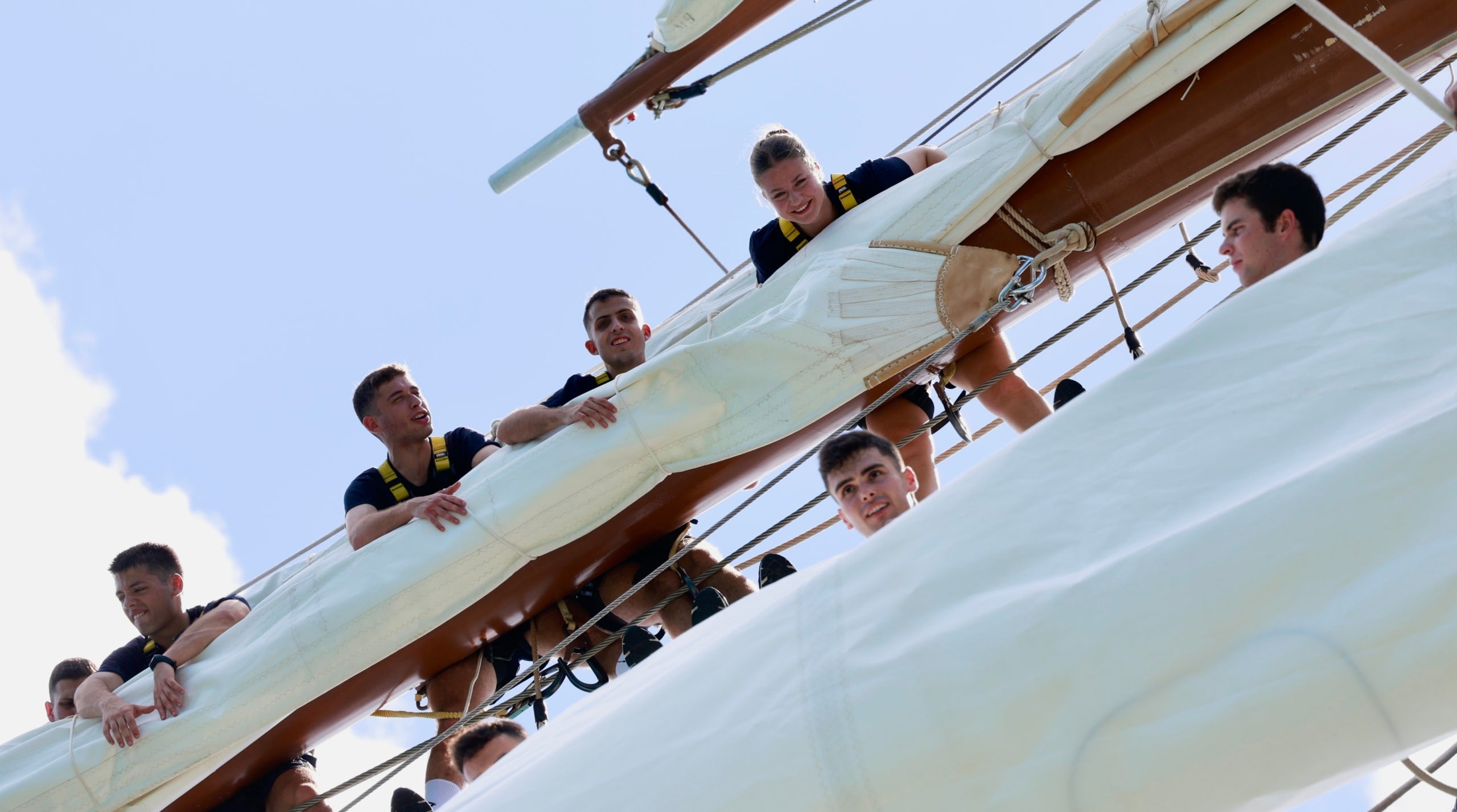 Elionor y sus compañeros haciendo maniobras a bordo del Elcano | Europa Press