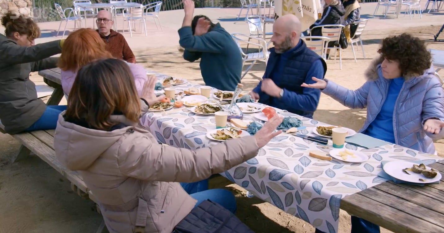 Els amics de la colla de Com si fos ahir discuteixen i es llancen menjar | 3Cat